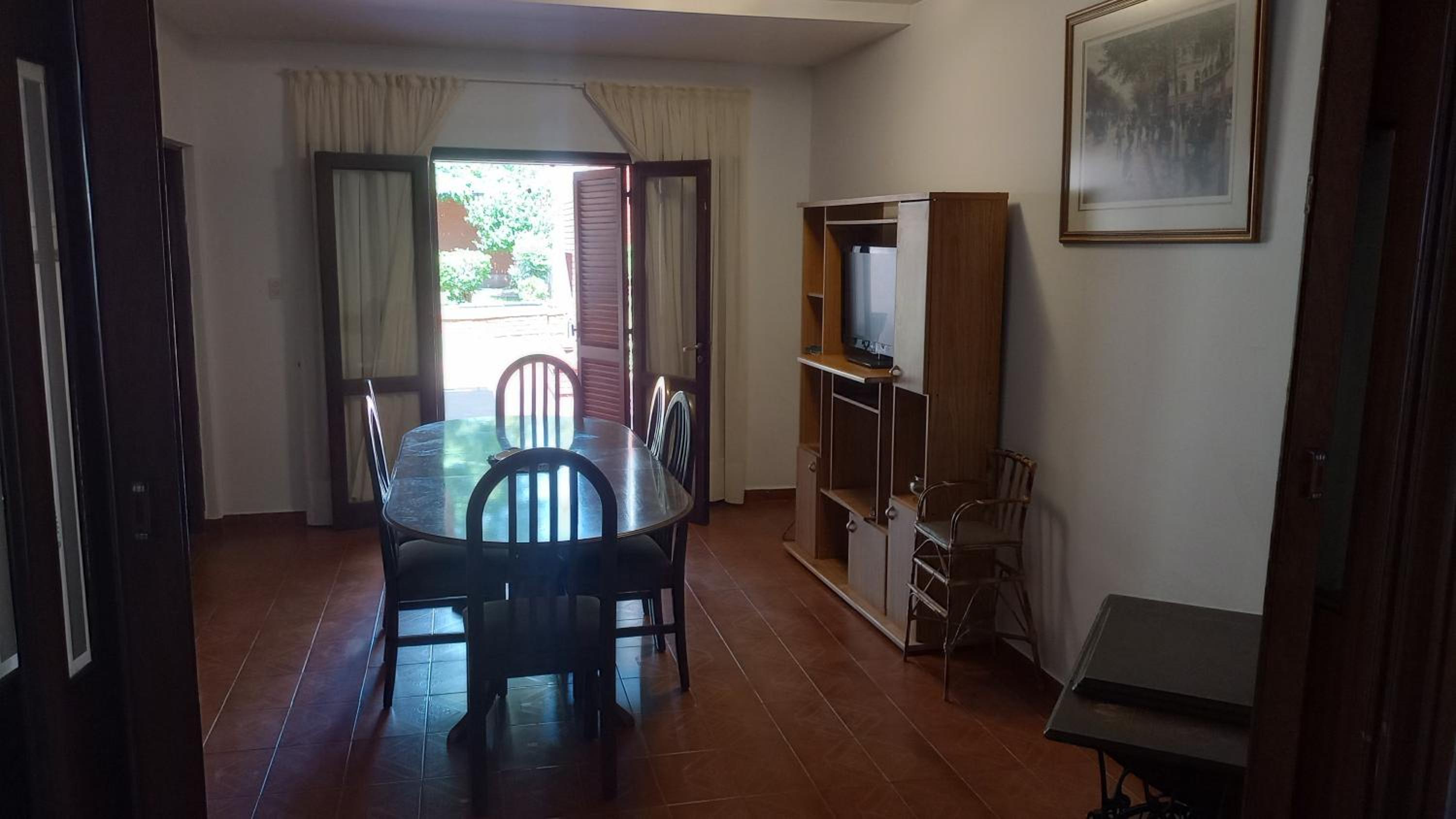 amplia y confortable casa en la principal calle gastronómica de la provincia