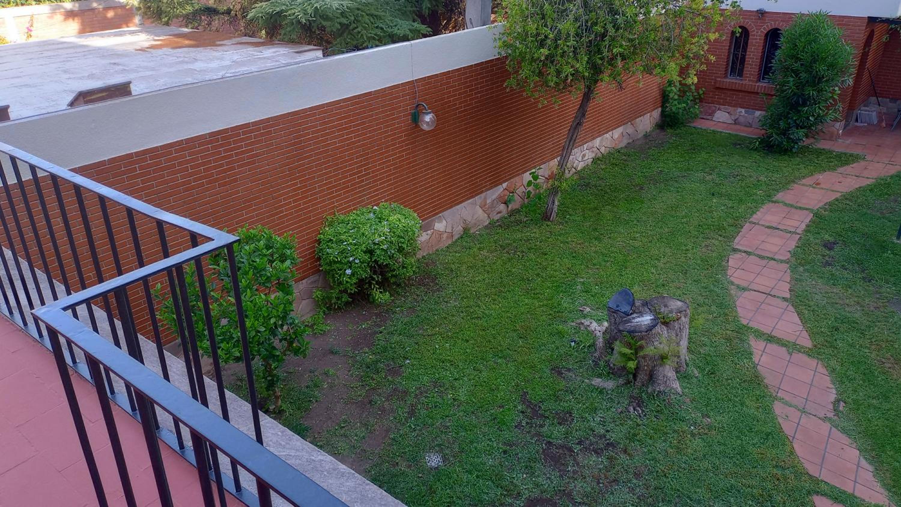 amplia y confortable casa en la principal calle gastronómica de la provincia
