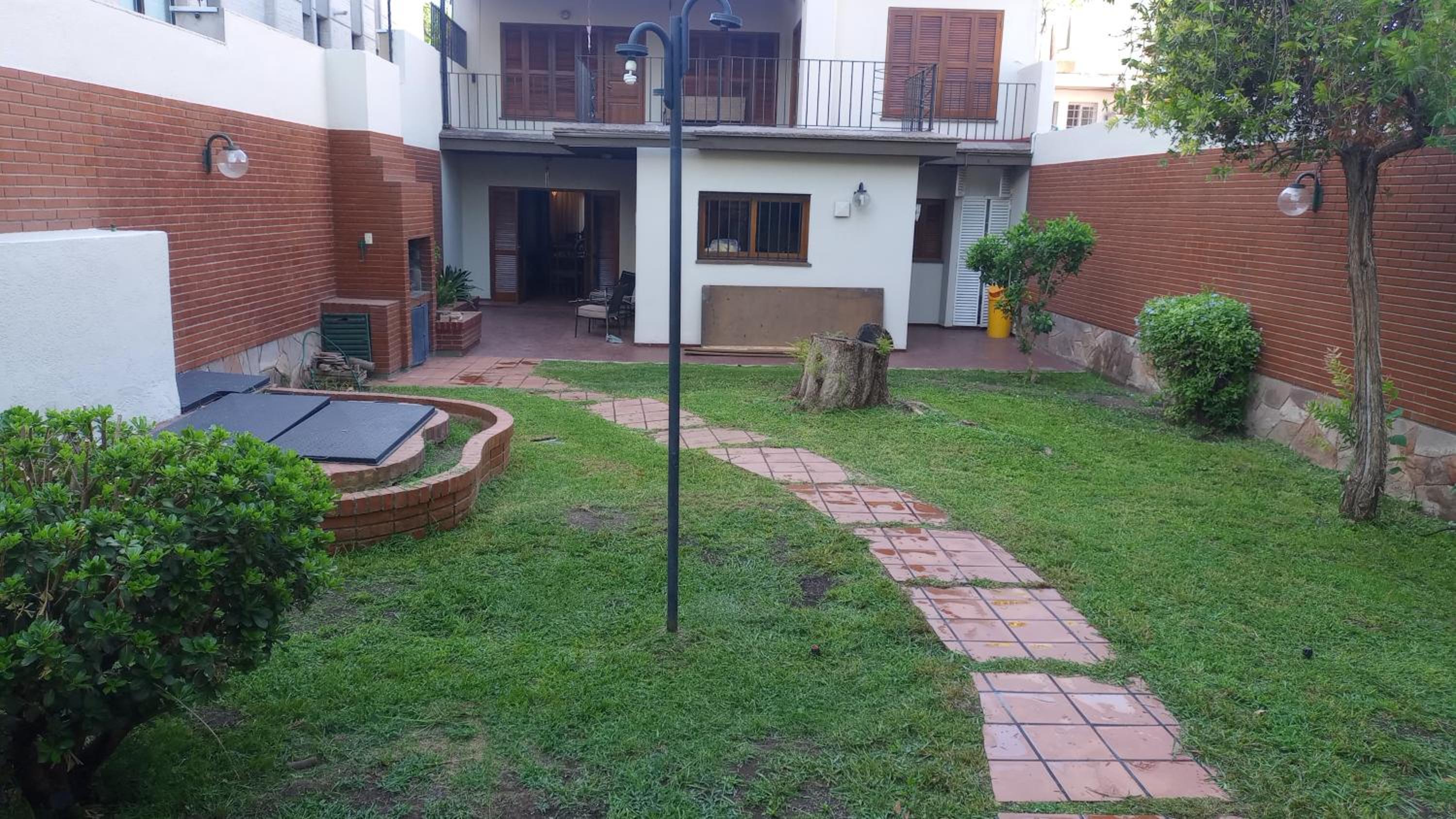 amplia y confortable casa en la principal calle gastronómica de la provincia