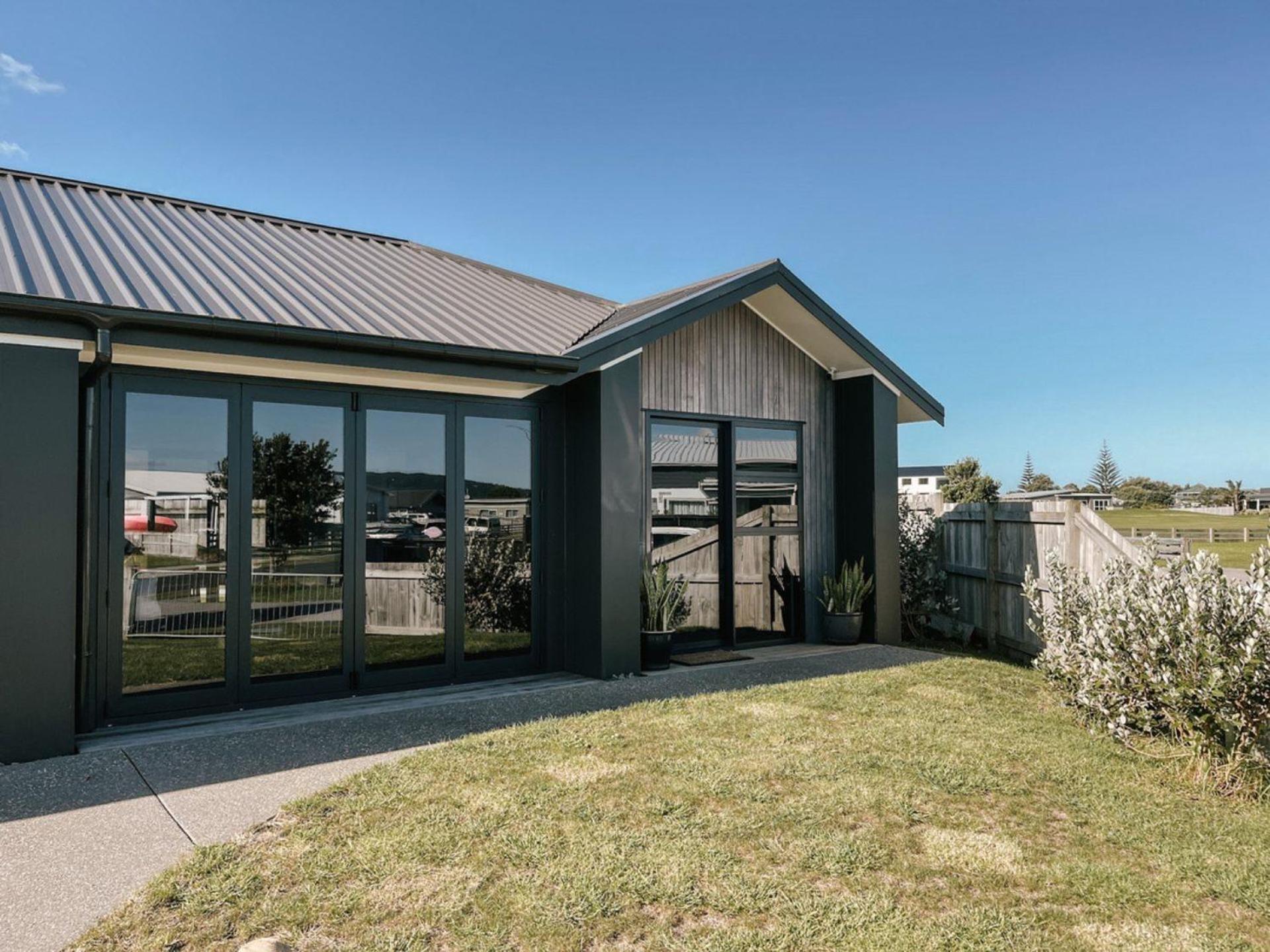 Retro Style Beach Retreat - Matarangi Holiday Unit view 3