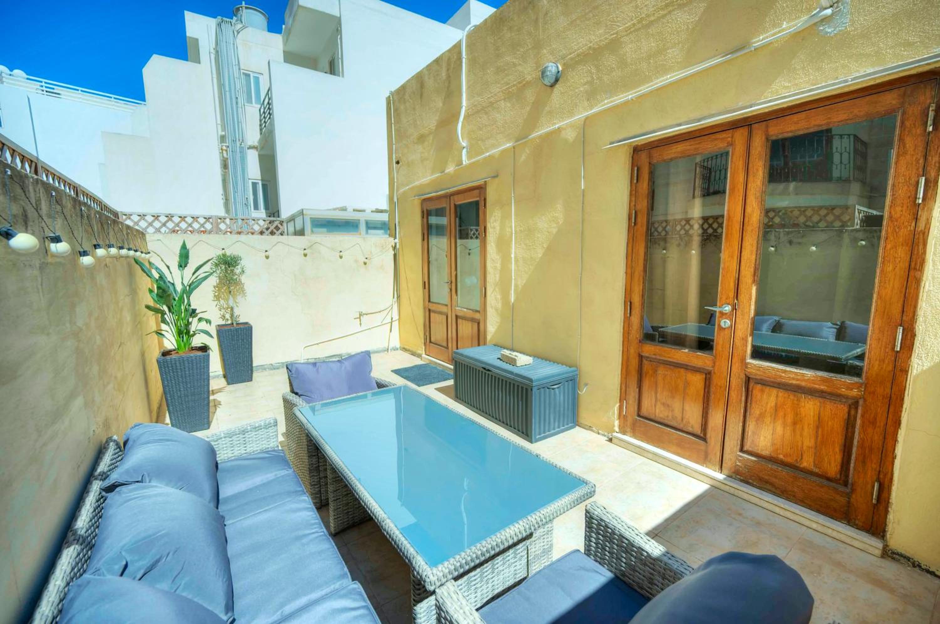 Large & cozy flat, spacious yard, near beach PMIC1-2