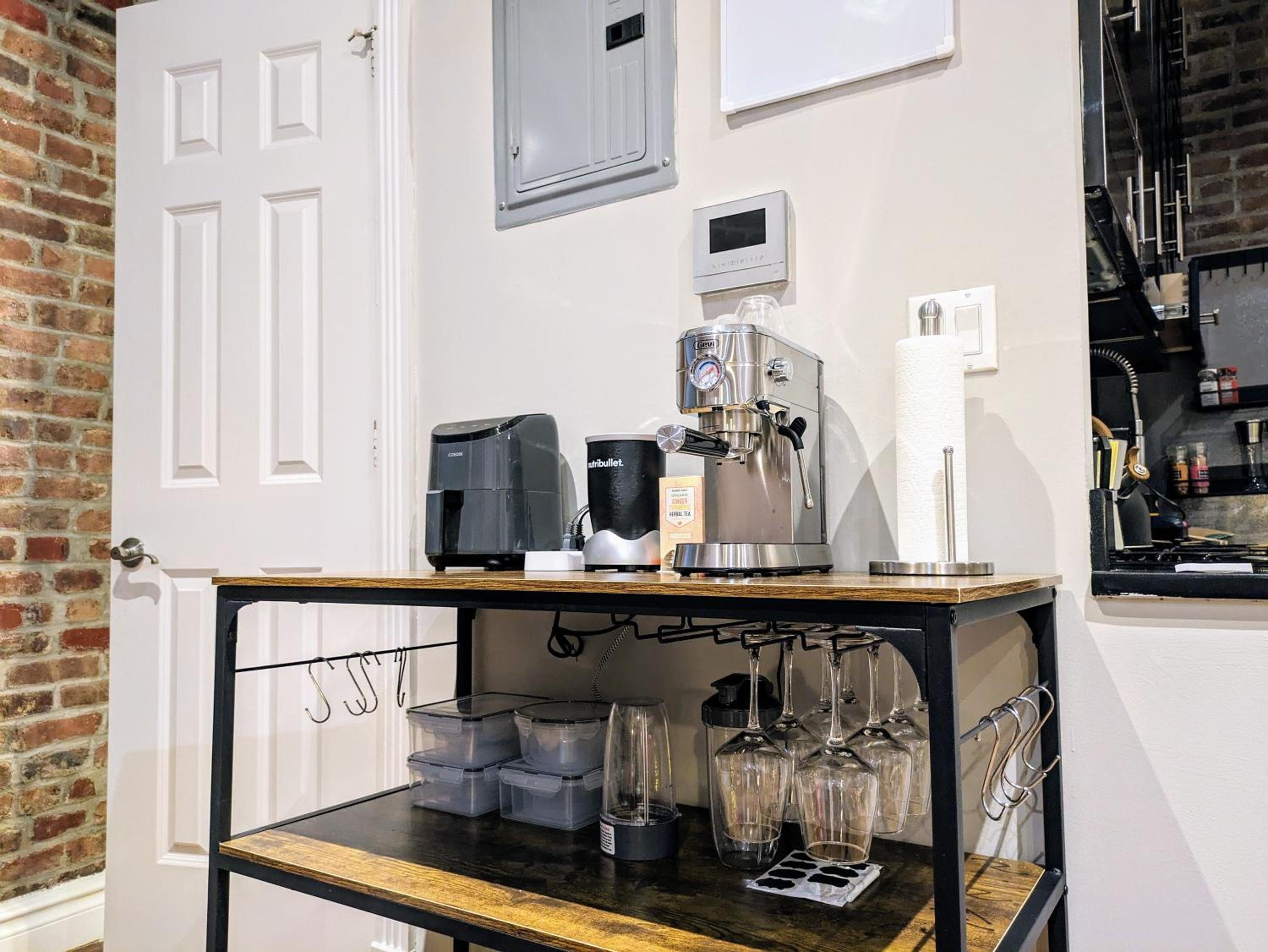 Private Room at a 3 bedroom Apt at the heart of East Village - shared apartment
