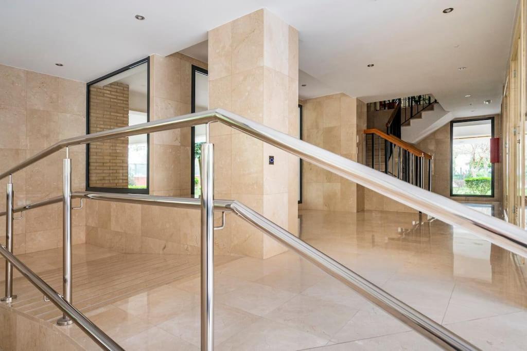 Centric and spacious flat with free car park view 3