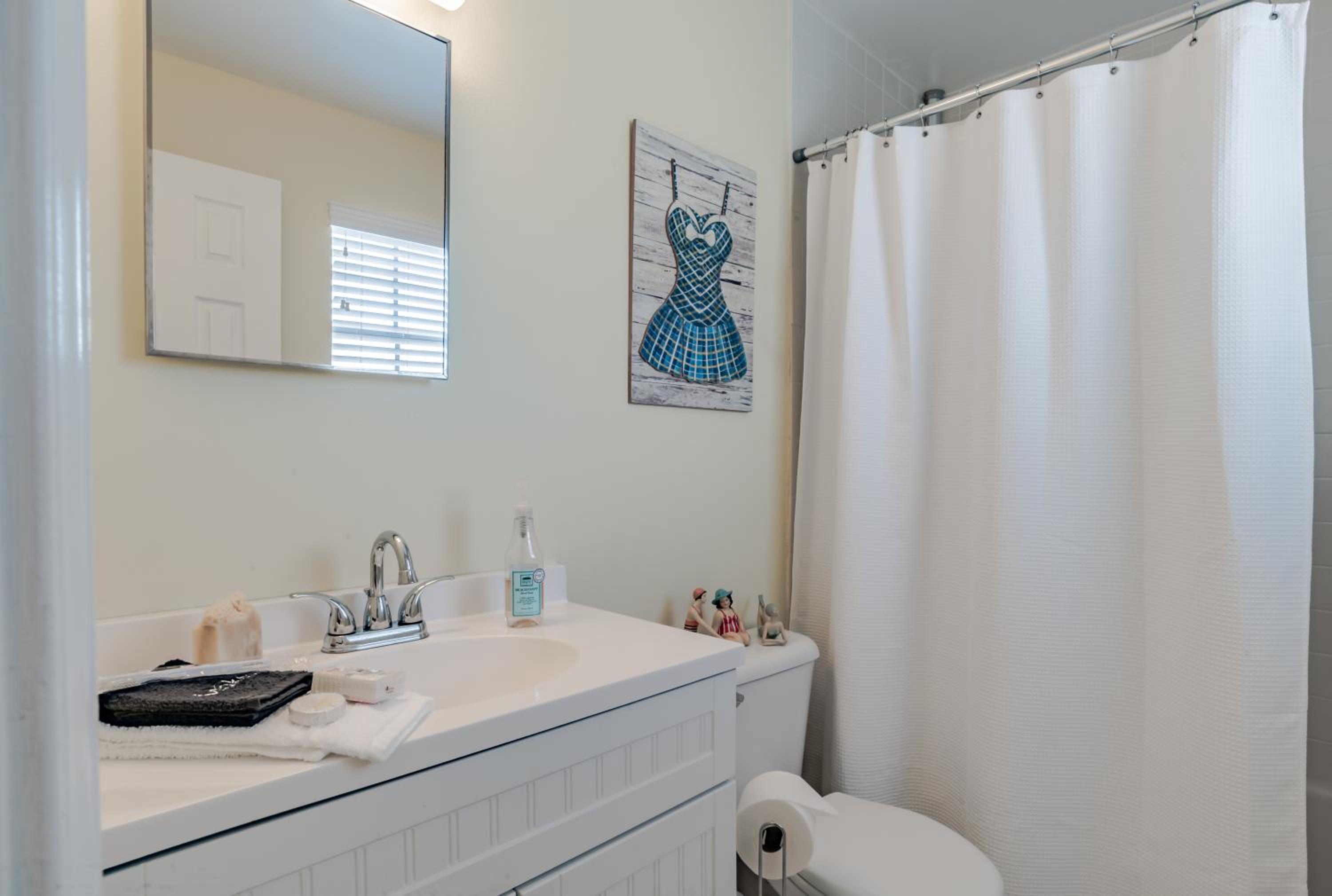 Stylish Condo with a view of the water view 3