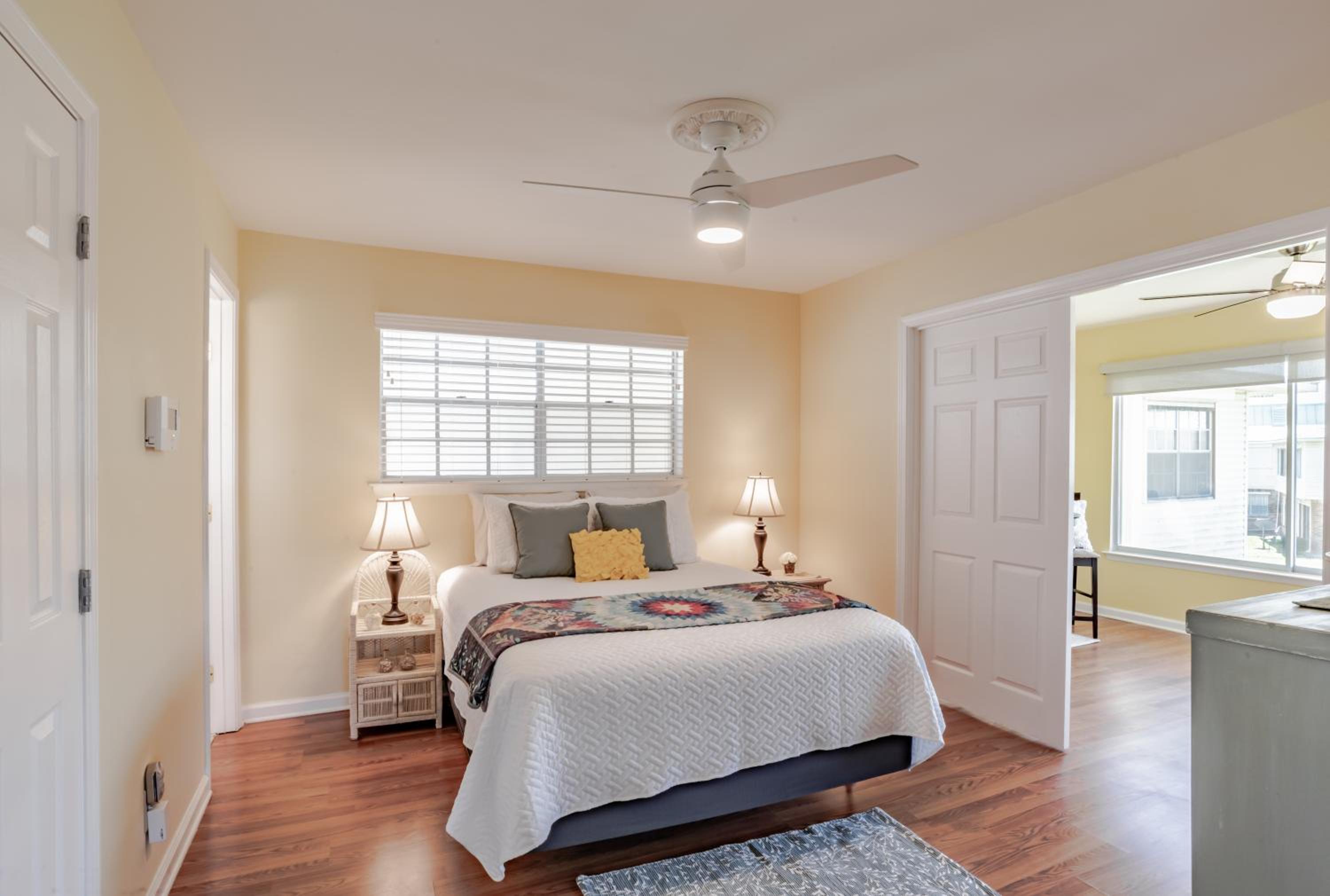 Stylish Condo with a view of the water view 4