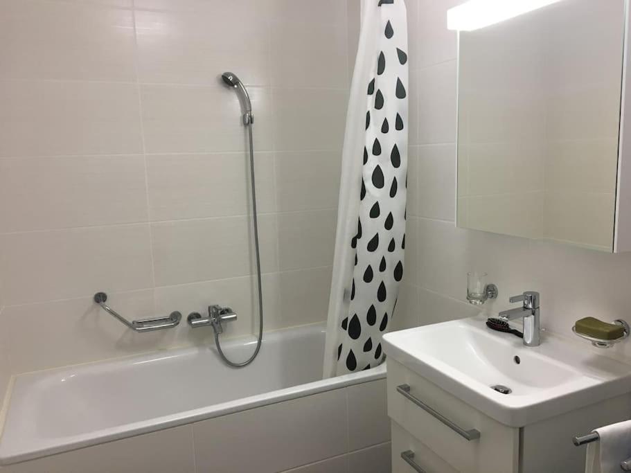 Modern apartment easy commute, Geneva & Nyon 75m2