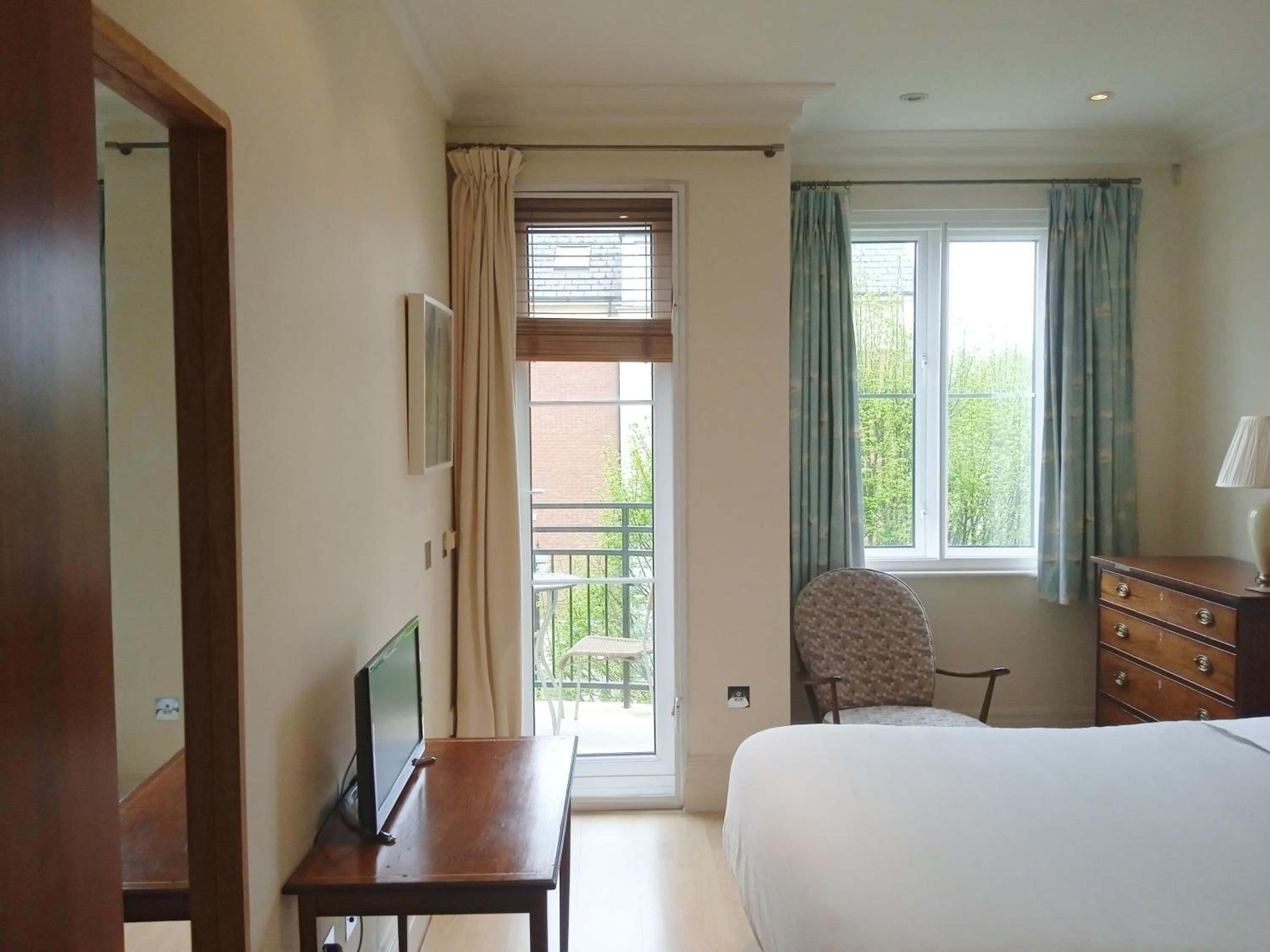 Beautiful apartment in Kew, Richmond London with Free Underground Parking Balcony