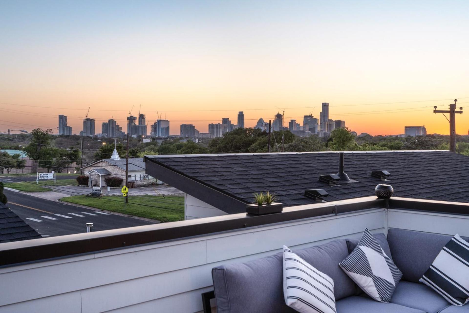 Upstay - City Views & Stargazing on Rooftop Patio view 5