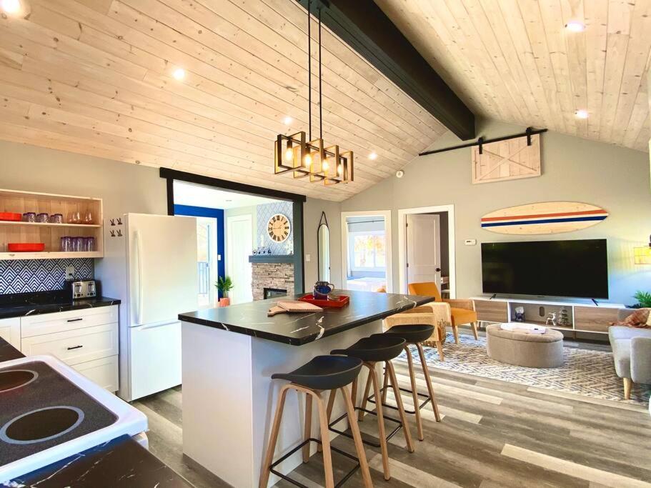 Creekside Cottage - kayak, SUP, fishing, game room, steps to the beach