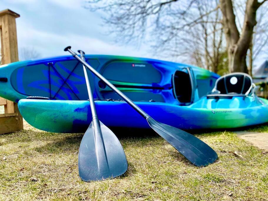 Creekside Cottage - kayak, SUP, fishing, game room, steps to the beach
