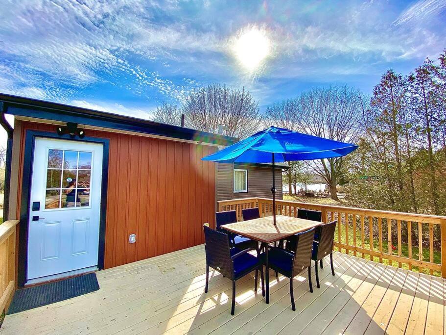 Creekside Cottage - kayak, SUP, fishing, game room, steps to the beach