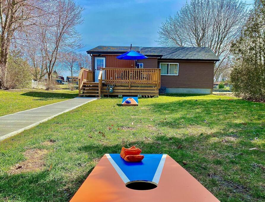 Creekside Cottage - kayak, SUP, fishing, game room, steps to the beach