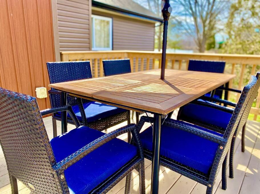 Creekside Cottage - kayak, SUP, fishing, game room, steps to the beach
