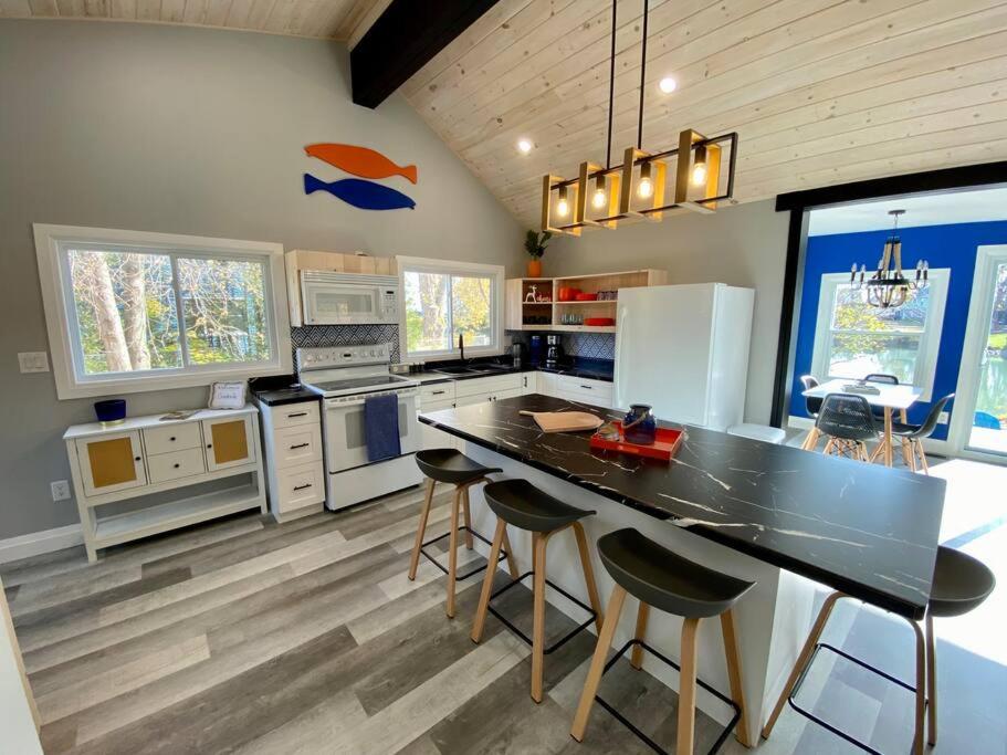 Creekside Cottage - kayak, SUP, fishing, game room, steps to the beach