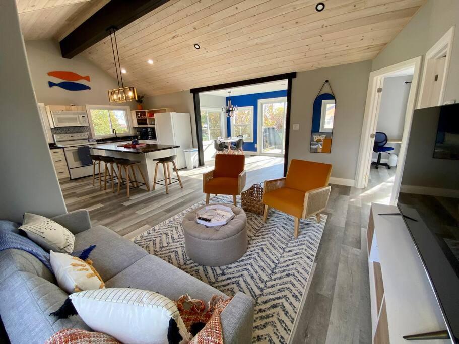 Creekside Cottage - kayak, SUP, fishing, game room, steps to the beach