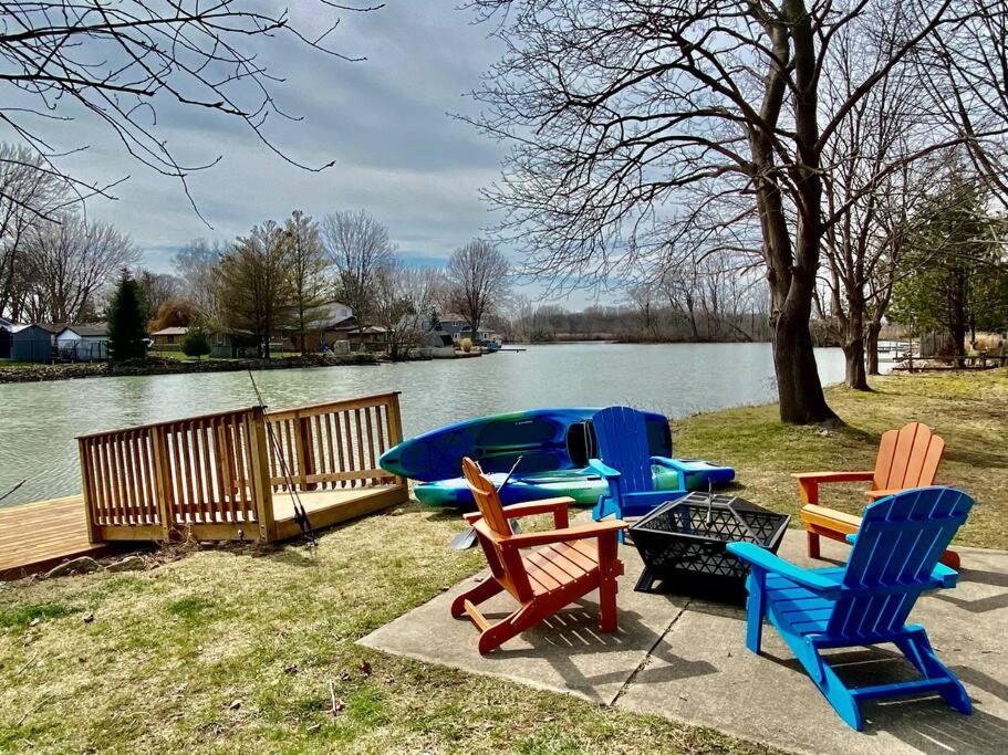 Creekside Cottage - kayak, SUP, fishing, game room, steps to the beach