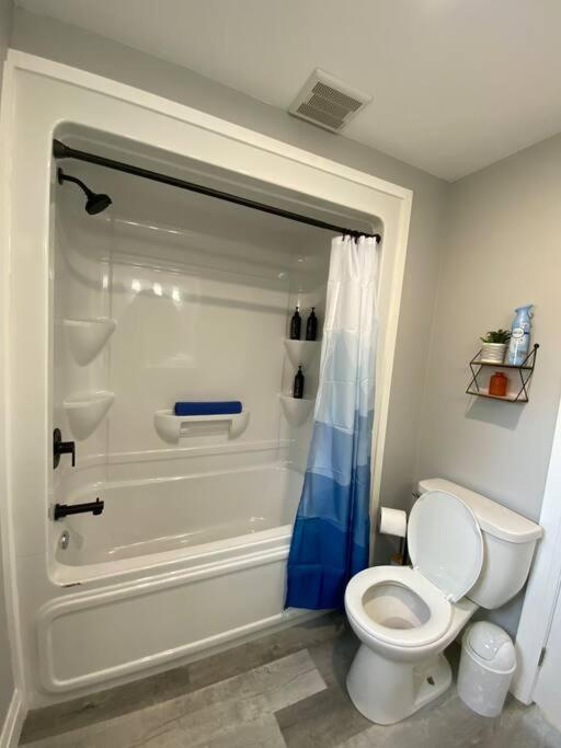 Creekside Cottage - kayak, SUP, fishing, game room, steps to the beach
