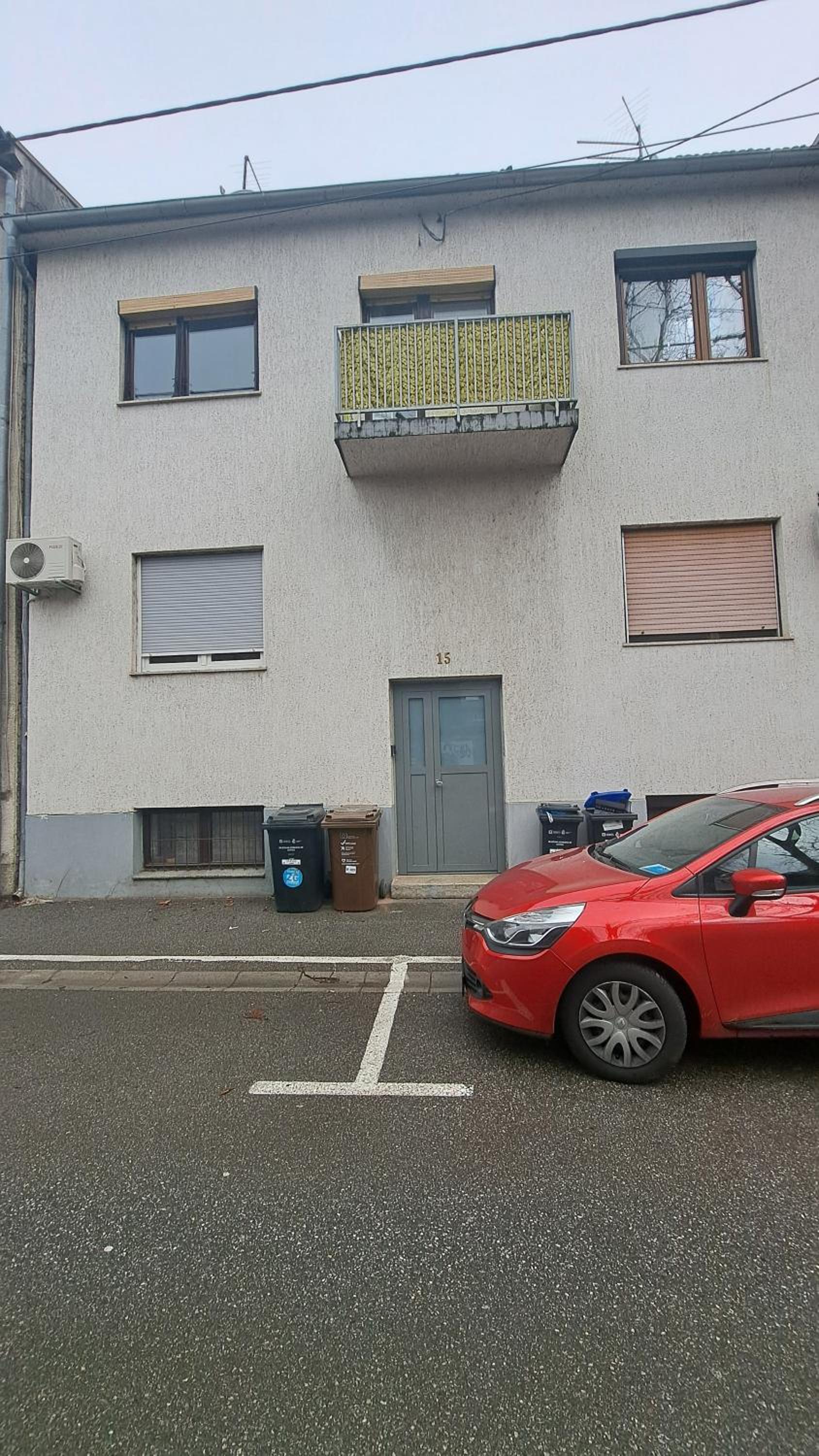 Johnny Apartment, public parking nearby