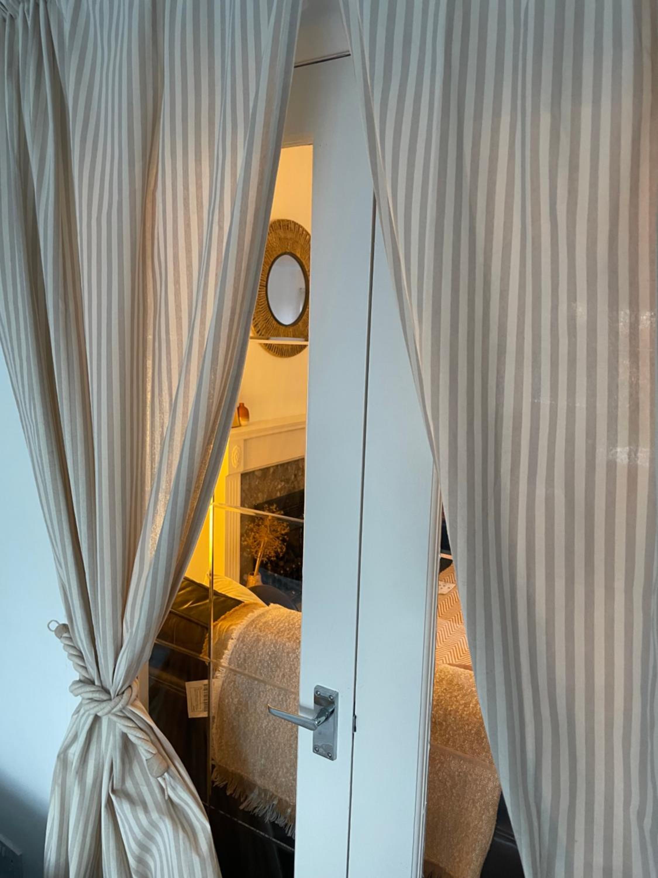 University View-Off-Street Parking-Sleeps 8-Fast WiFi view 4