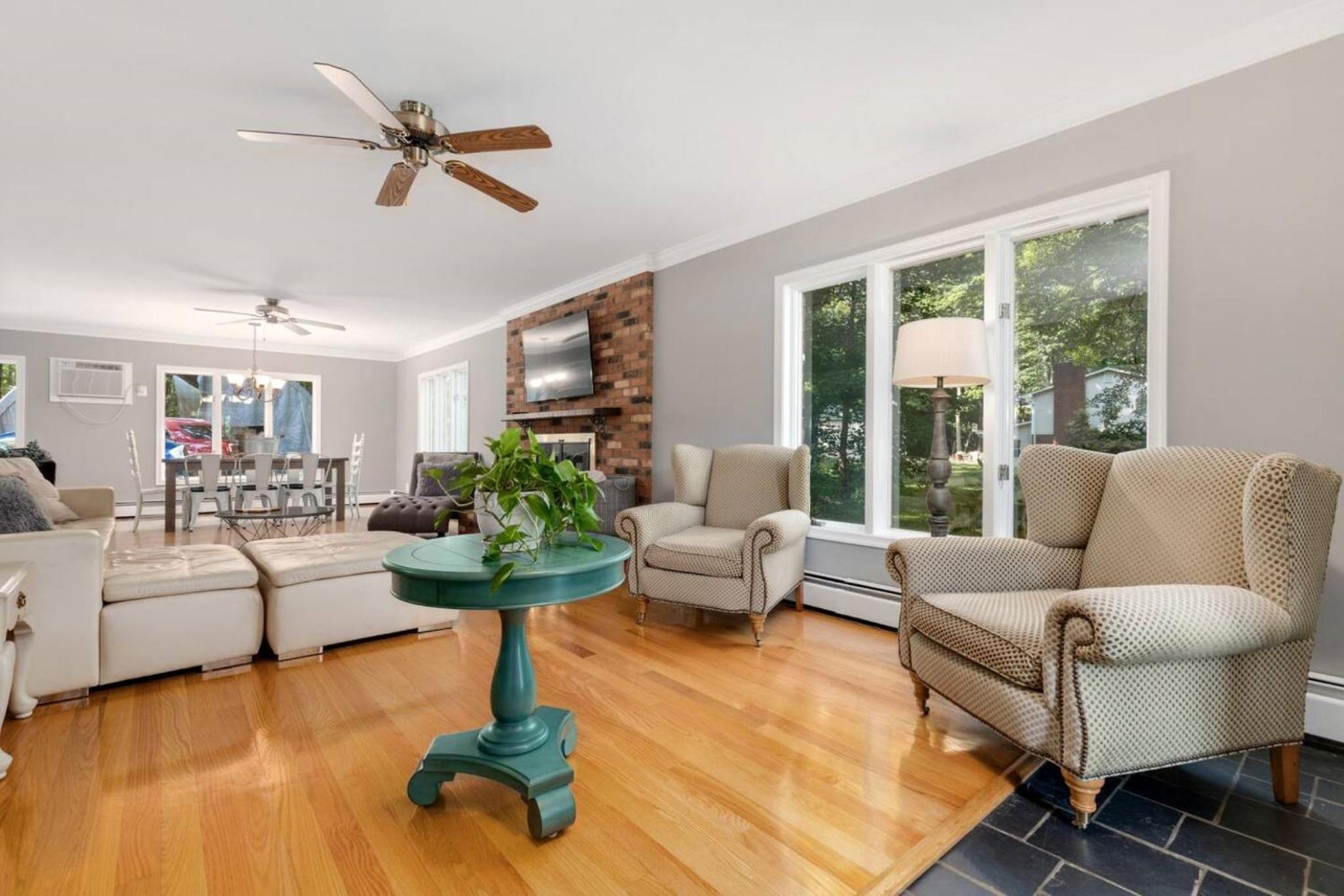 Gourmet Kitchen Family & Pet Friendly Residence! view 4