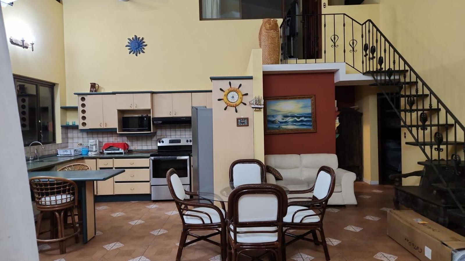CASA DE PLAYA CON PISCINA EN PUNTA LEONA