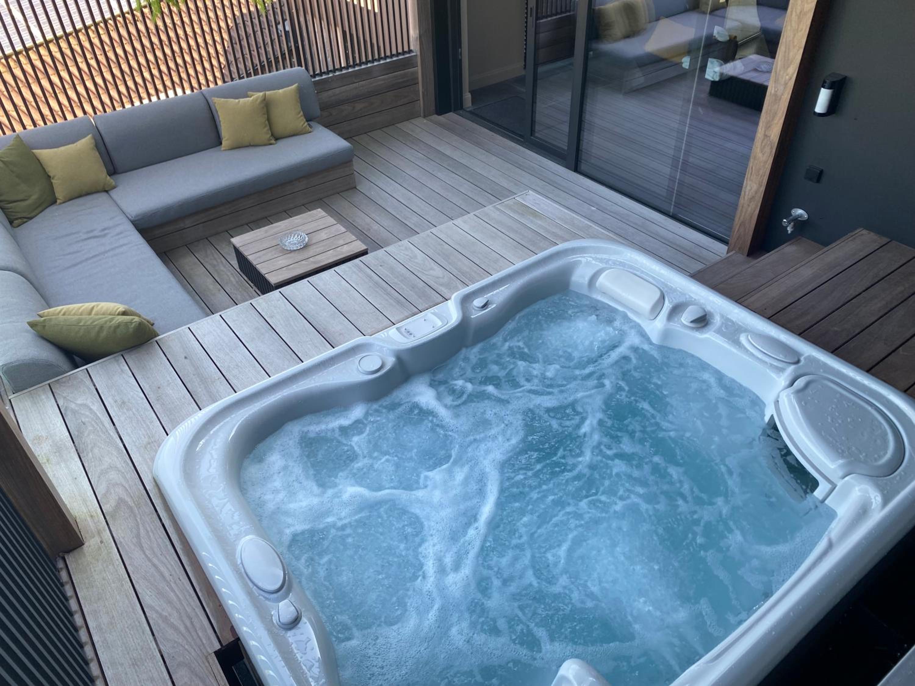 SUBSTANTIEL - Luxury Rooms & Wellness Suite