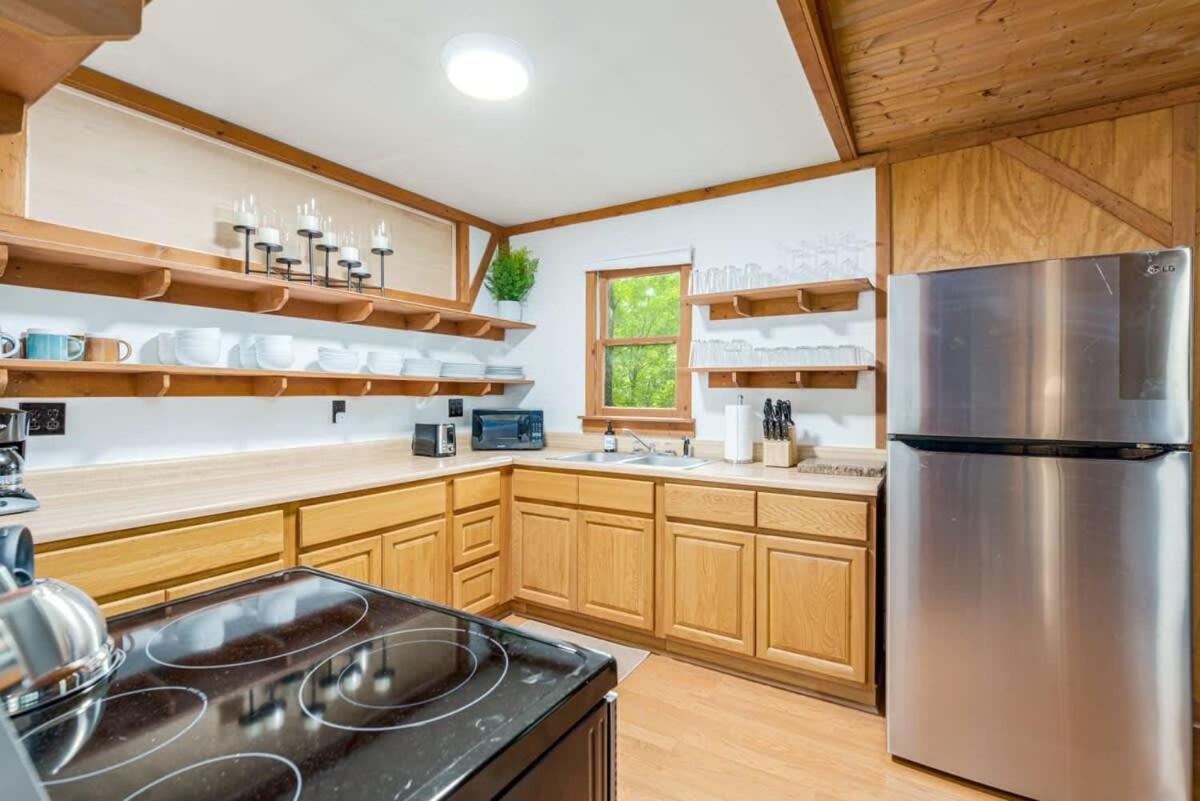 River Cabin w Hot Tub, Screened Porch & Fire Pit view 5