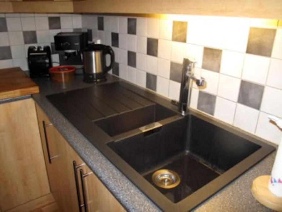 2 bedroom luxury apartment seafront, free pick up! view 5