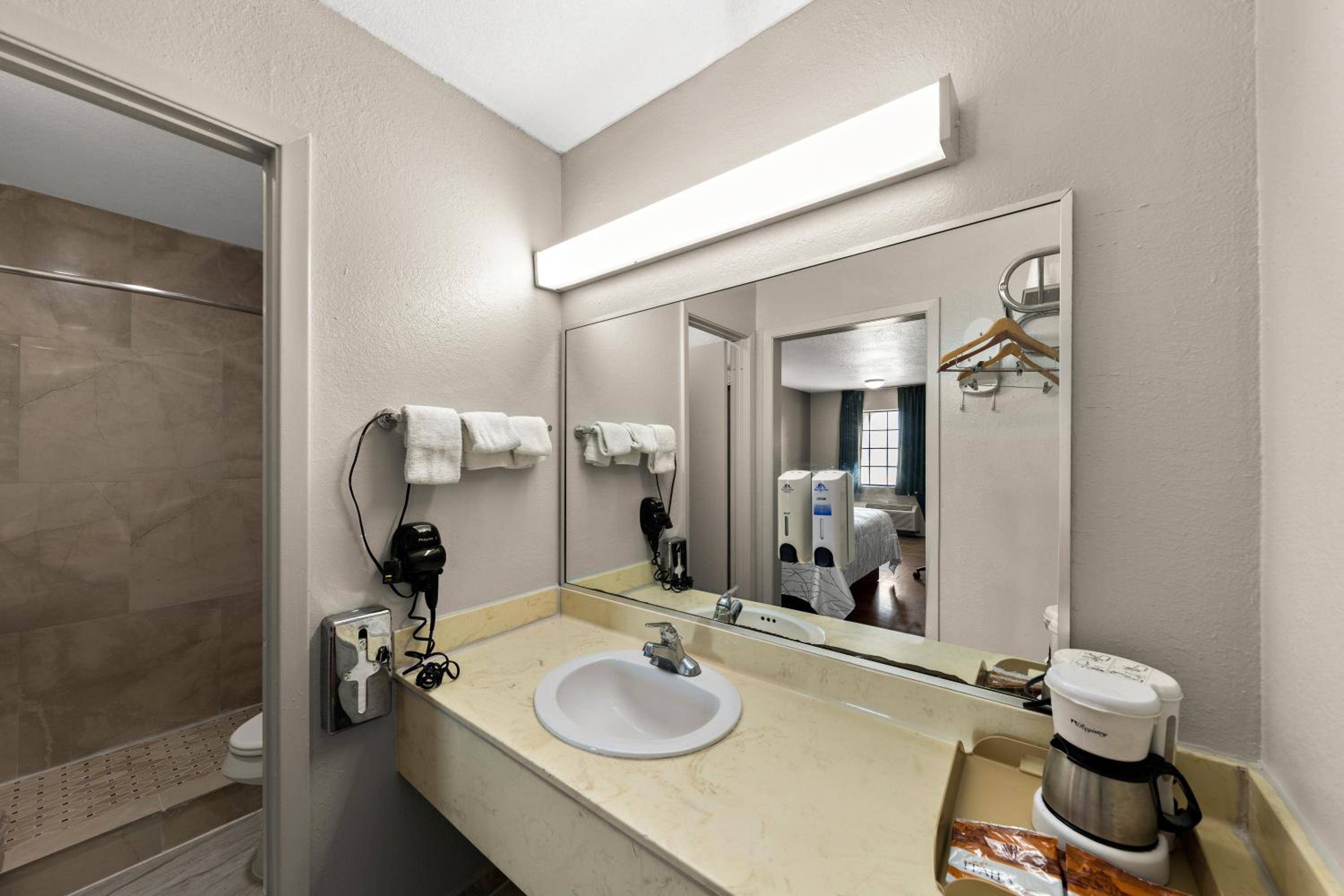 Americas Best Value Inn Bonham - Property Image 17