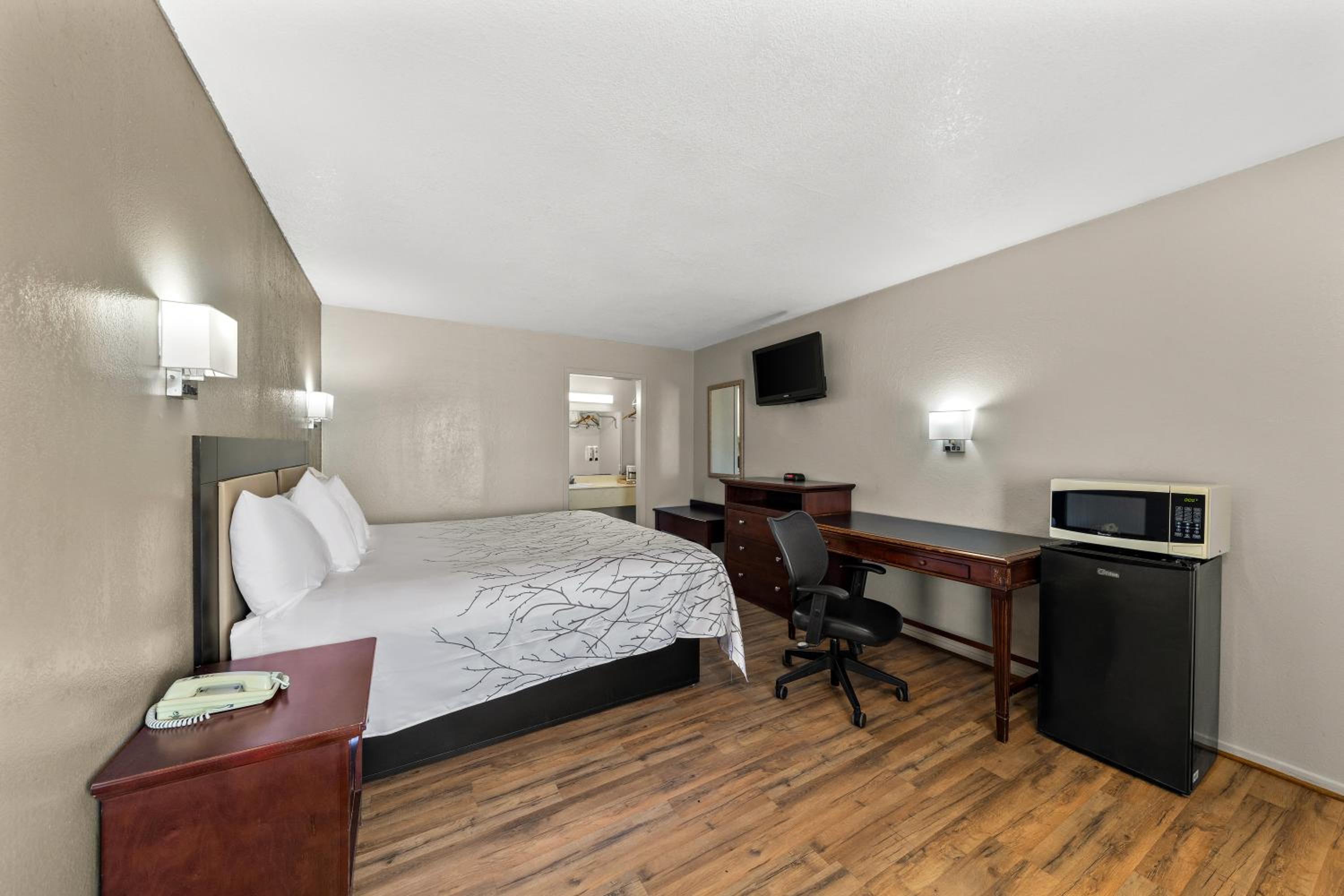 Americas Best Value Inn Bonham - Property Image 19