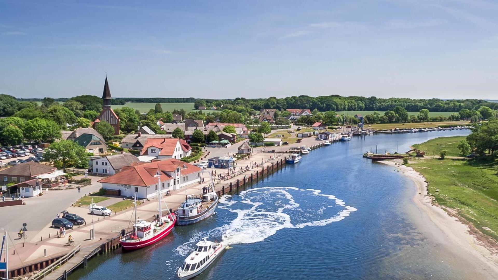 Reetdachhäuser gegenüber Hiddensee