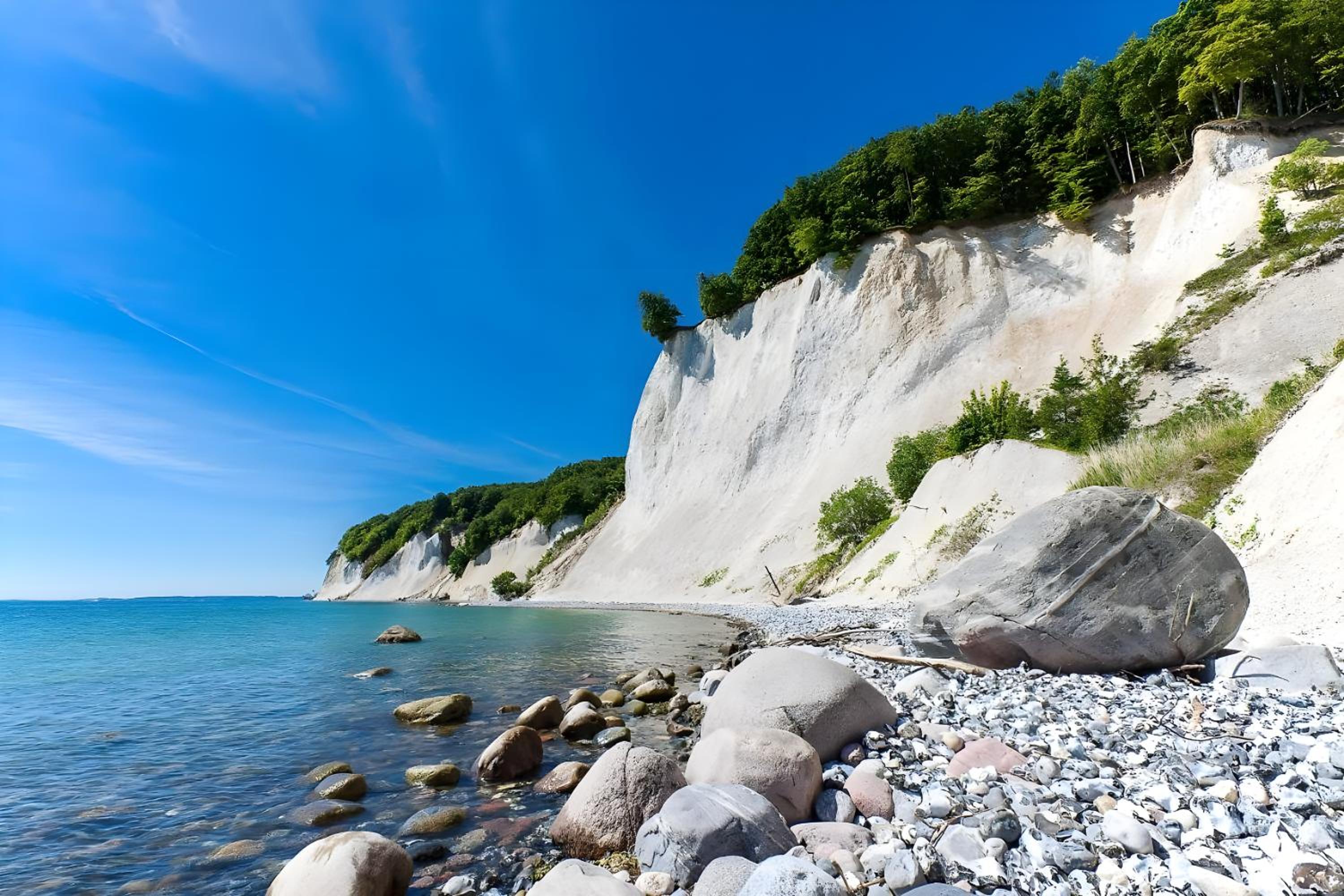 Reetdachhäuser gegenüber Hiddensee