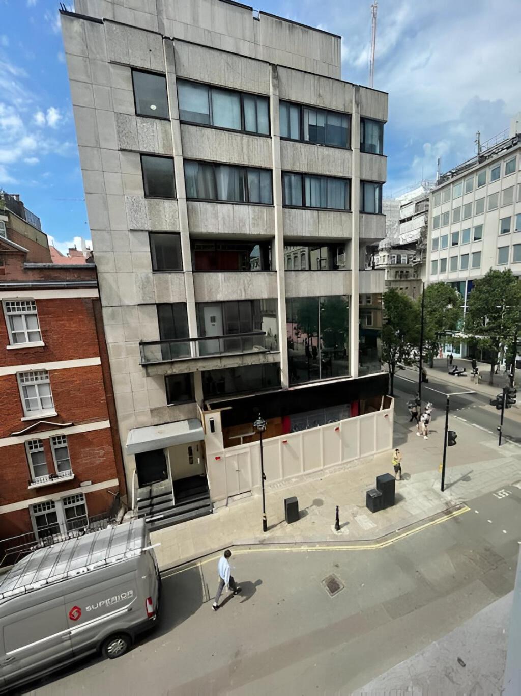 Central 3 bedroom apartment on Oxford Street GC4
