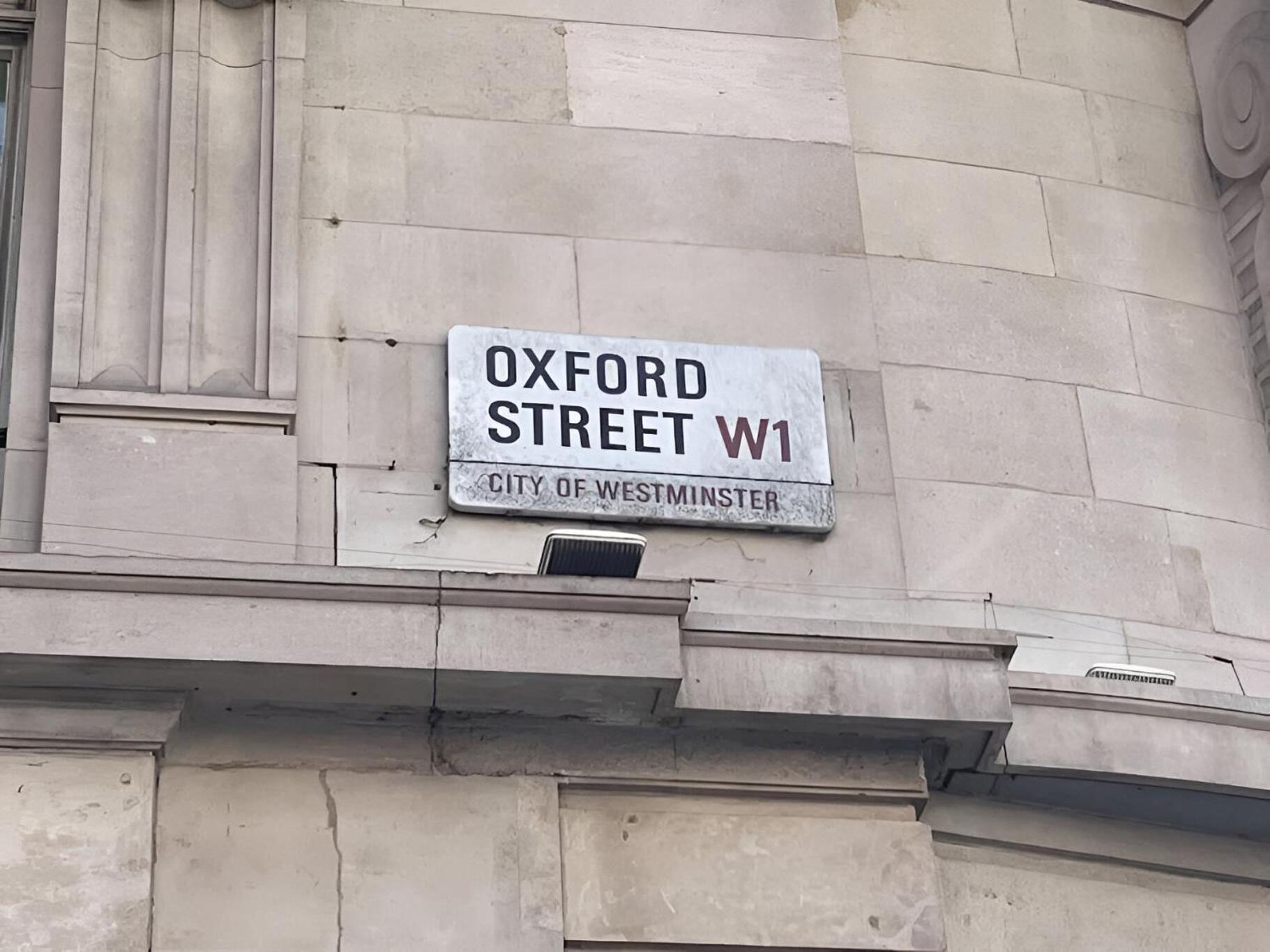 Central 3 bedroom apartment on Oxford Street GC4