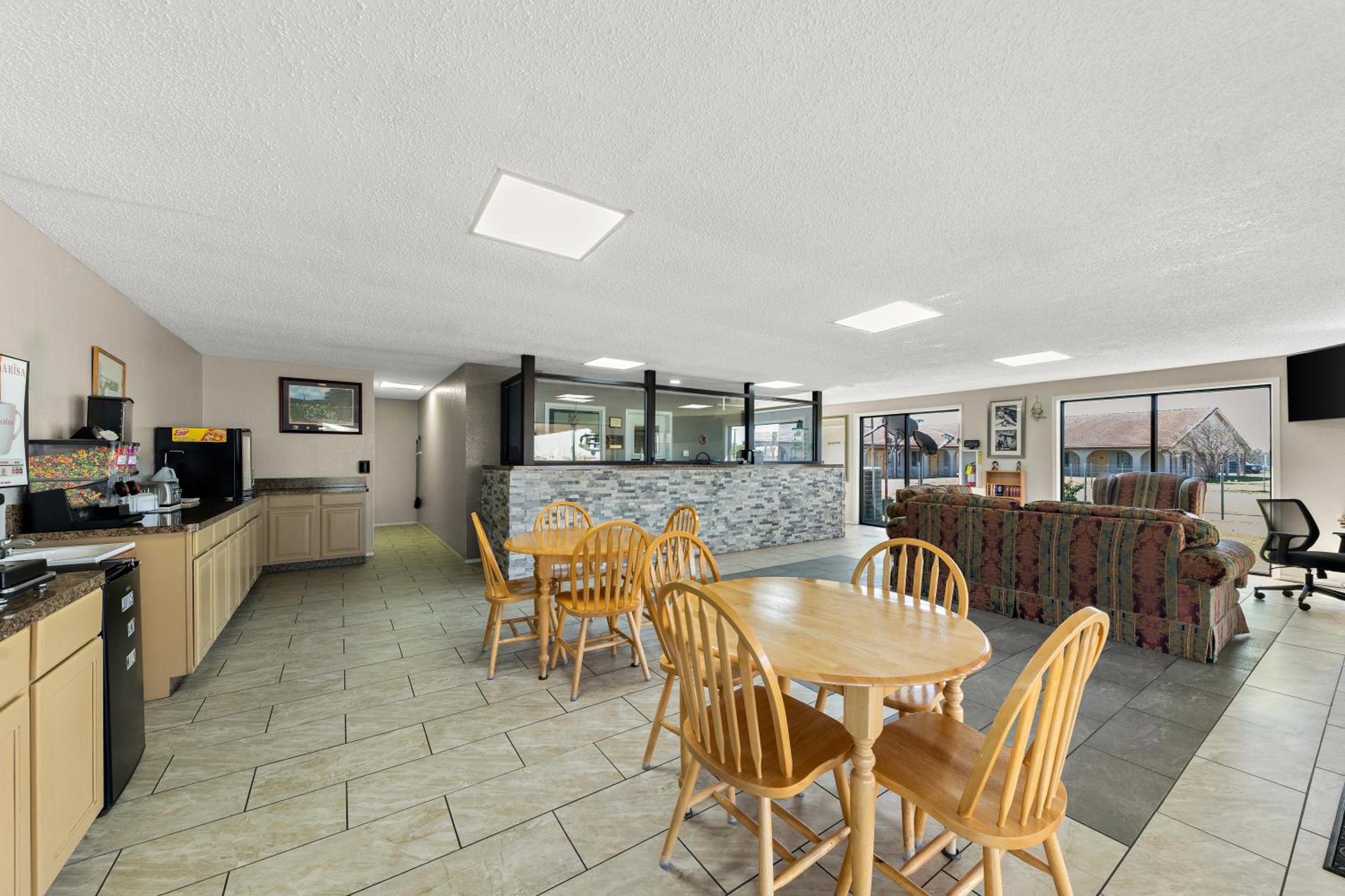 Americas Best Value Inn Bonham - Property Image 13