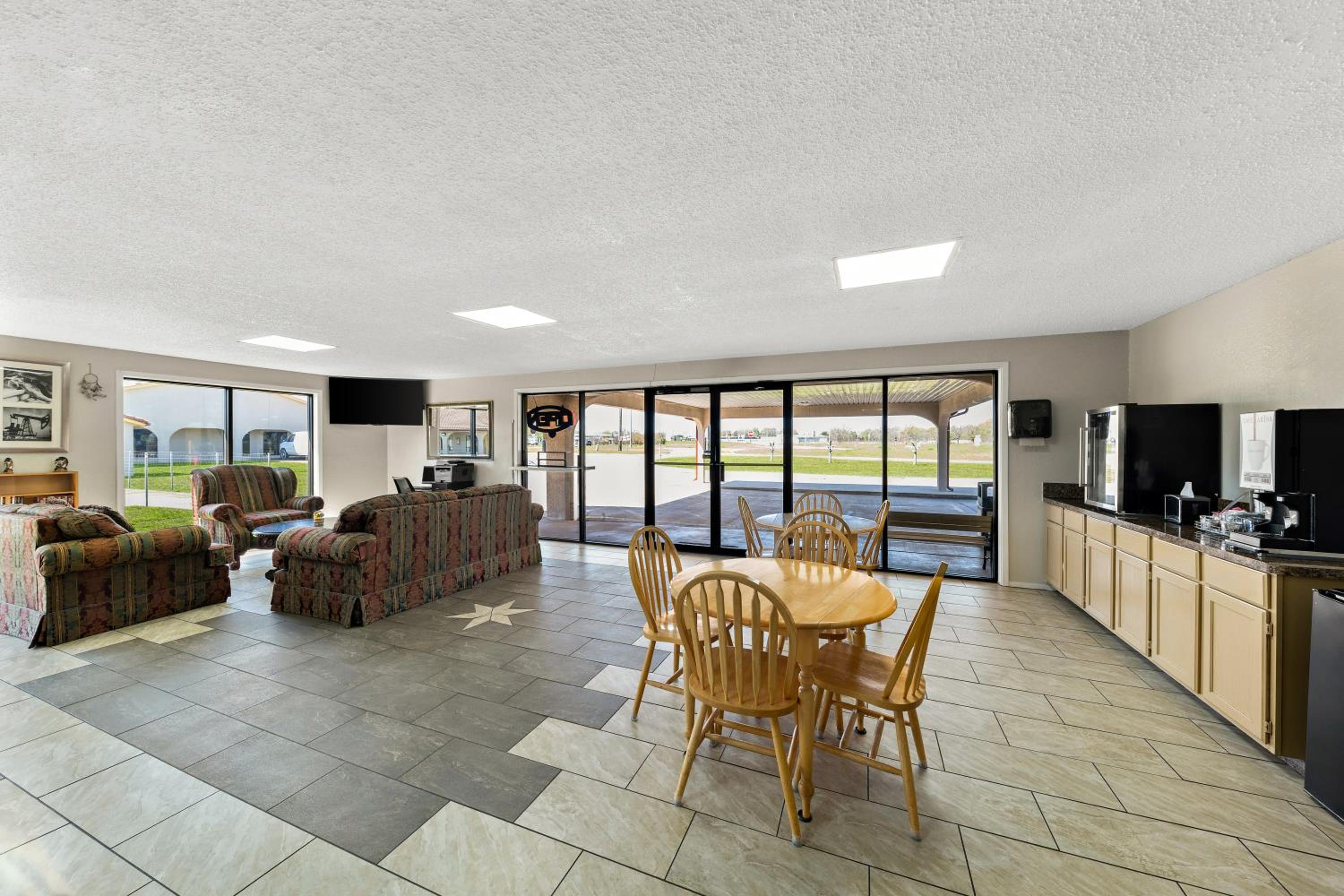 Americas Best Value Inn Bonham - Property Image 2