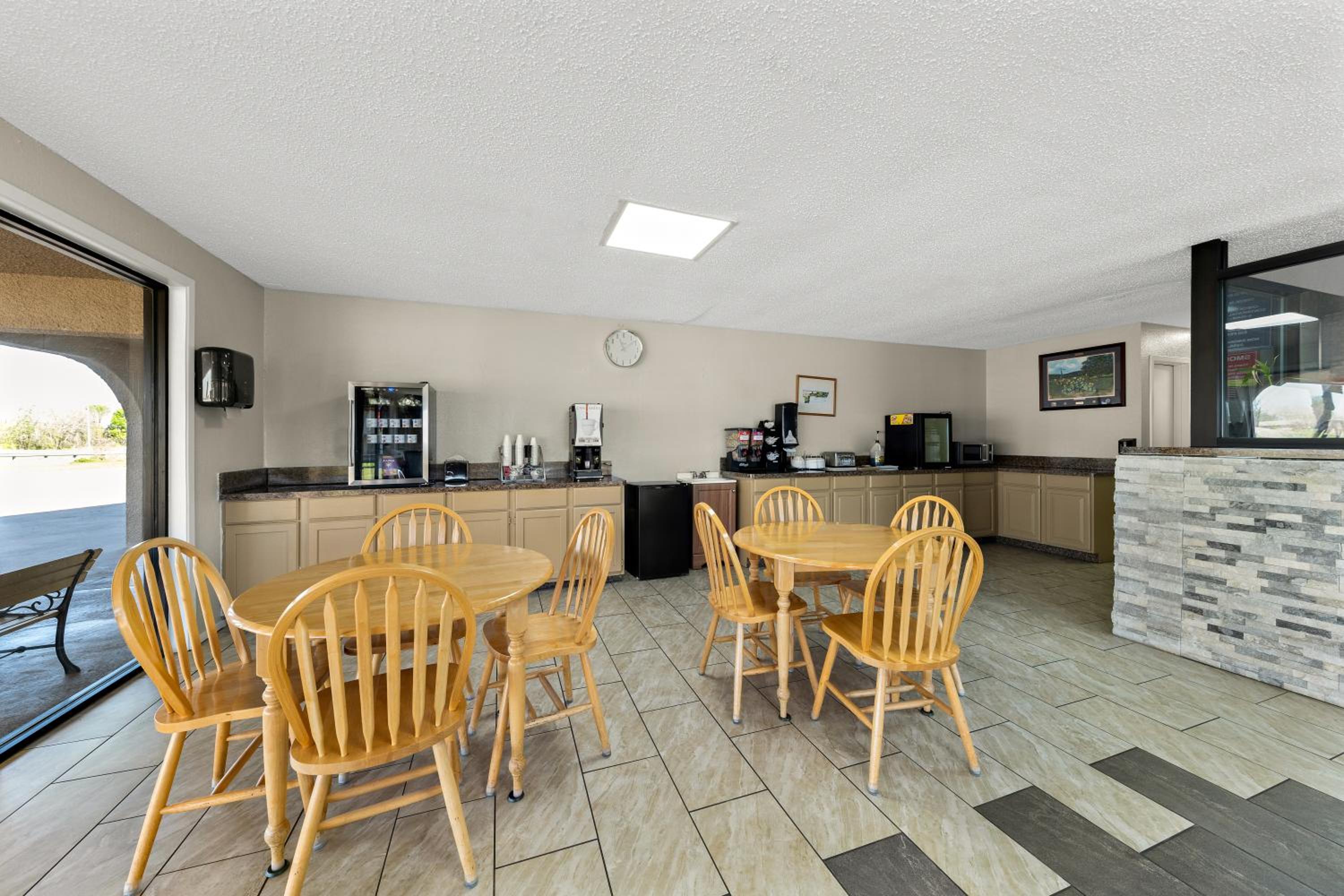 Americas Best Value Inn Bonham - Property Image 7