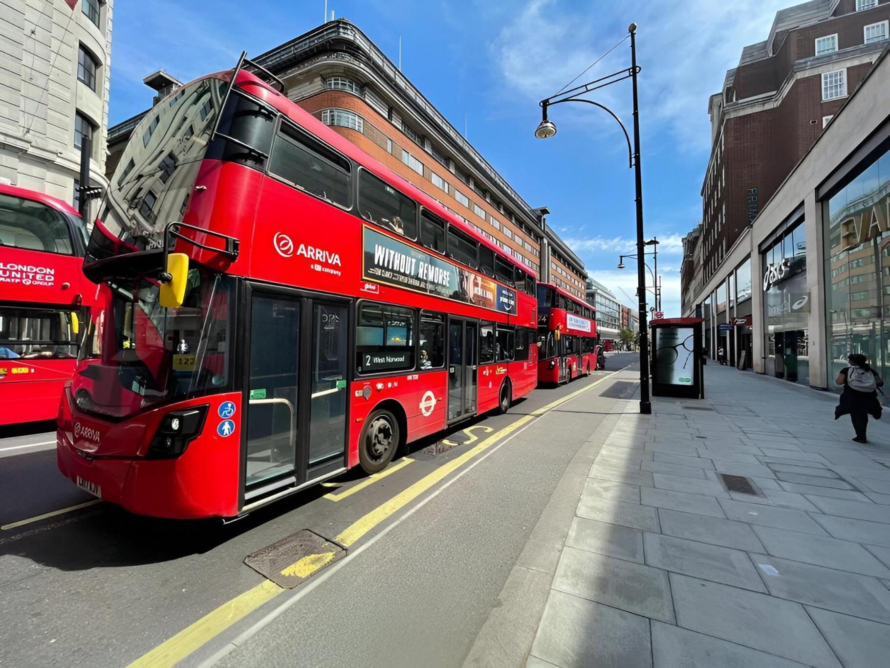 Central 3 bedroom apartment on Oxford Street GC4