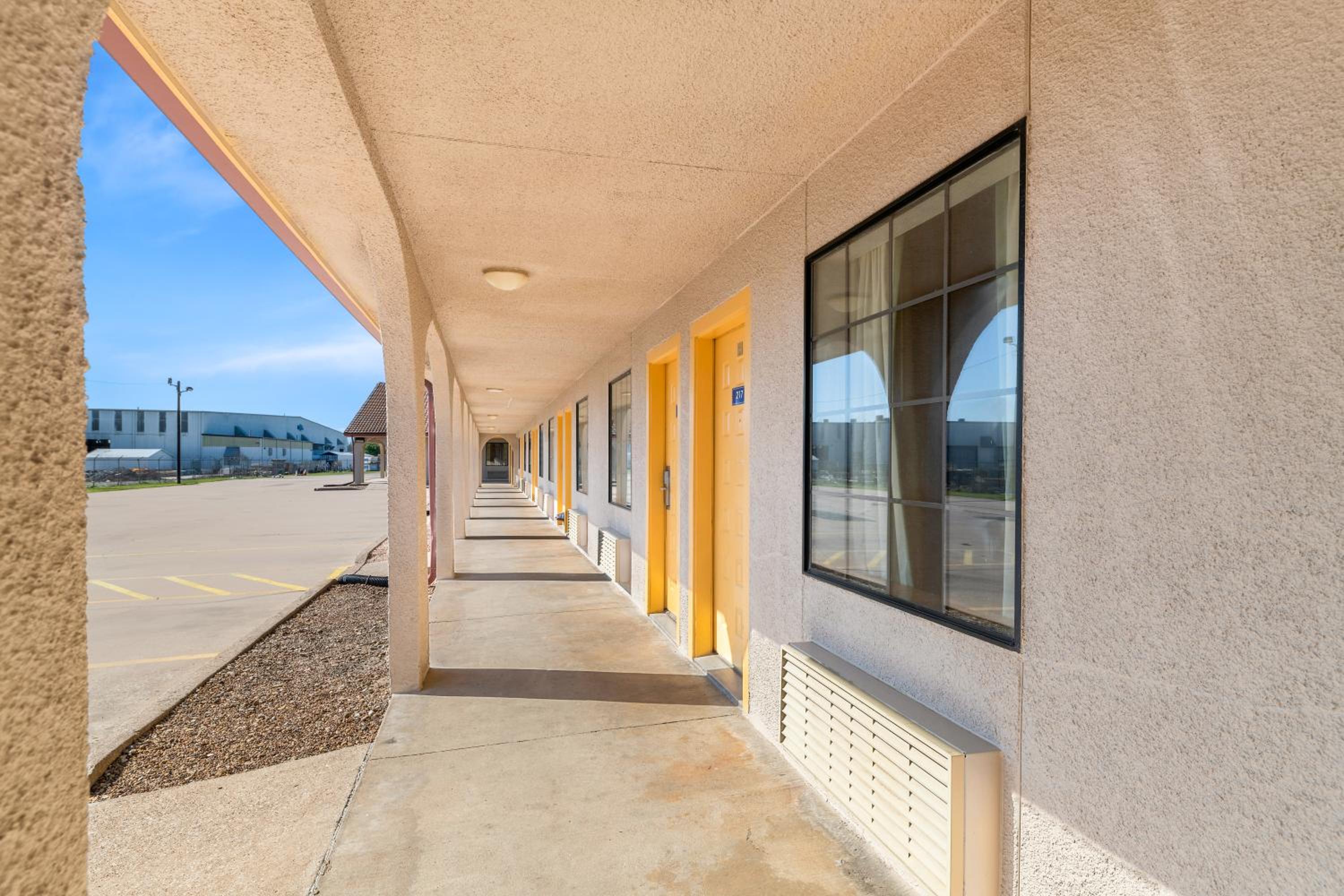 Americas Best Value Inn Bonham - Property Image 10