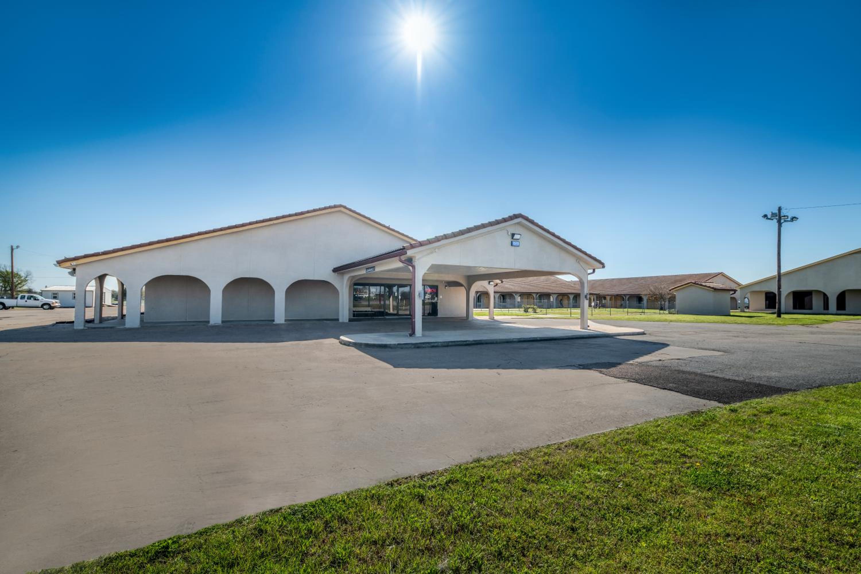 Americas Best Value Inn Bonham - Property Image 12