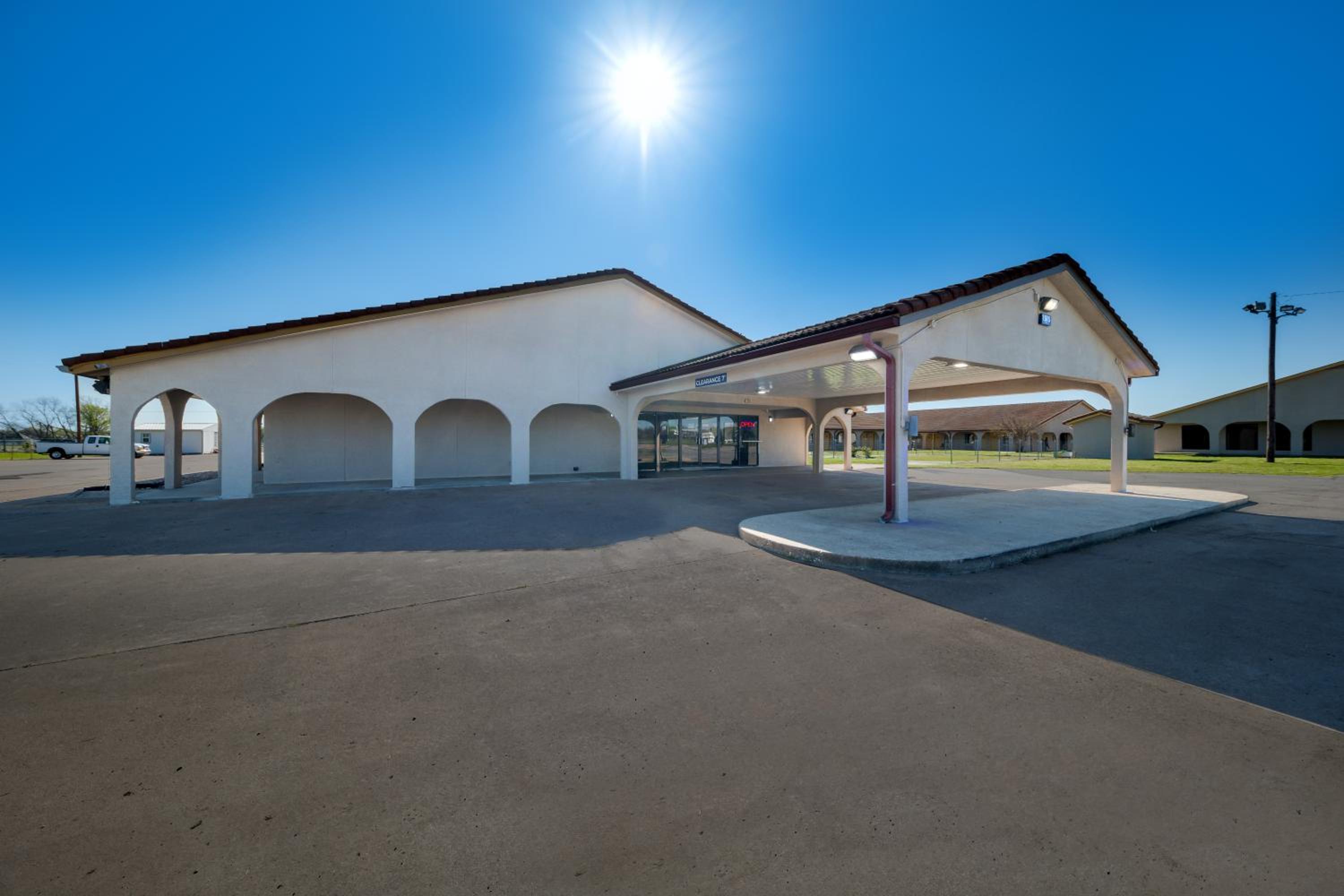 Americas Best Value Inn Bonham - Property Image 4