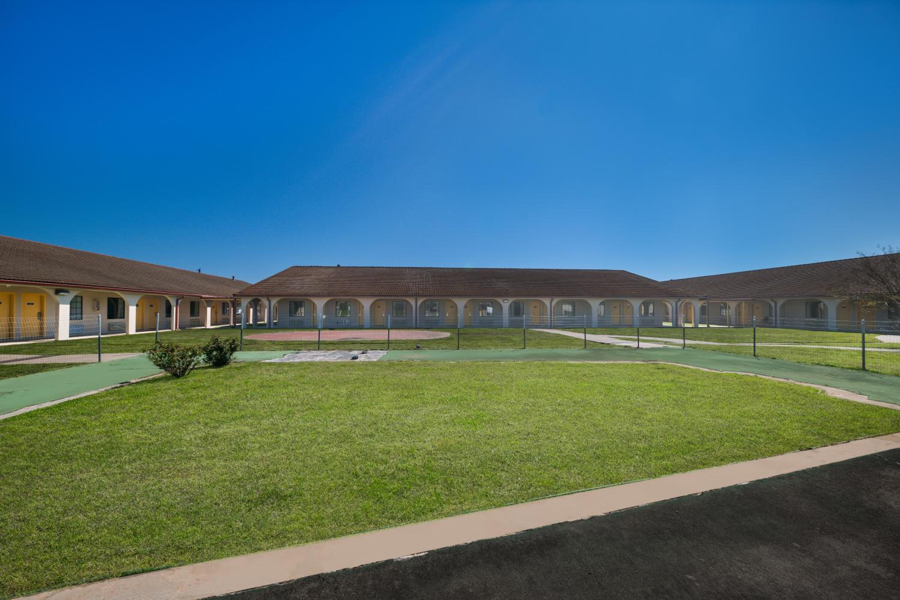 Americas Best Value Inn Bonham - Property Image 6