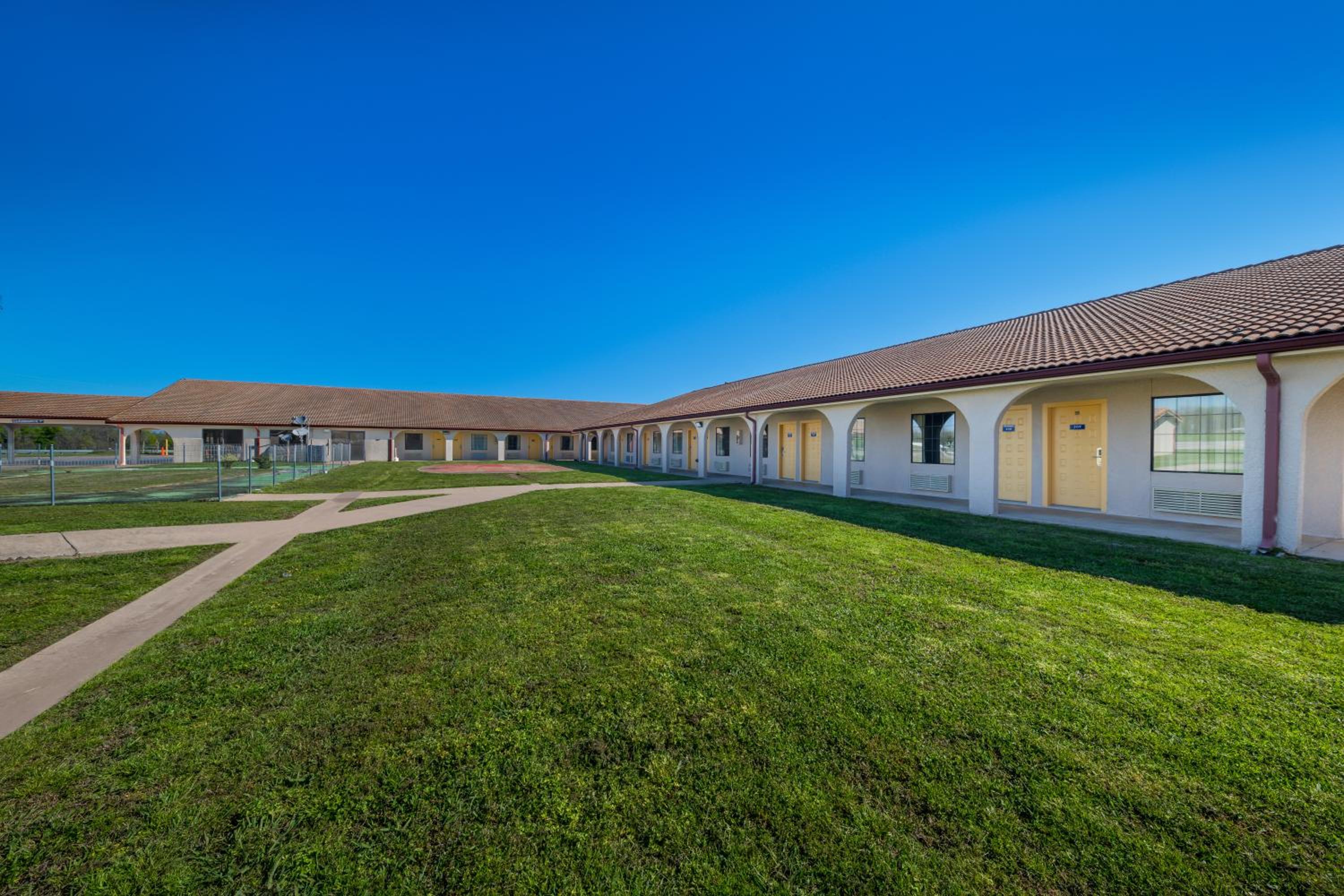 Americas Best Value Inn Bonham - Property Image 5