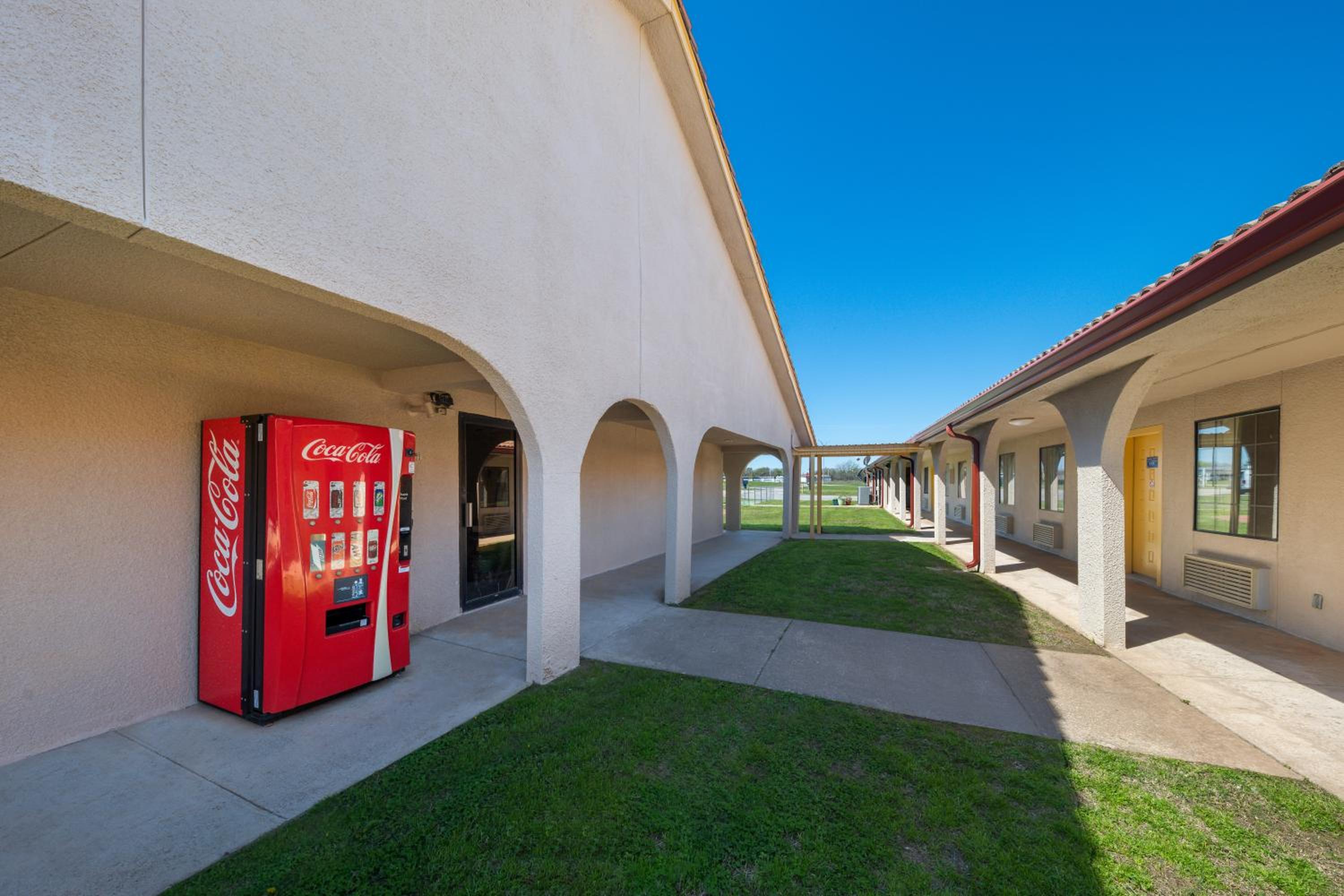 Americas Best Value Inn Bonham - Property Image 3