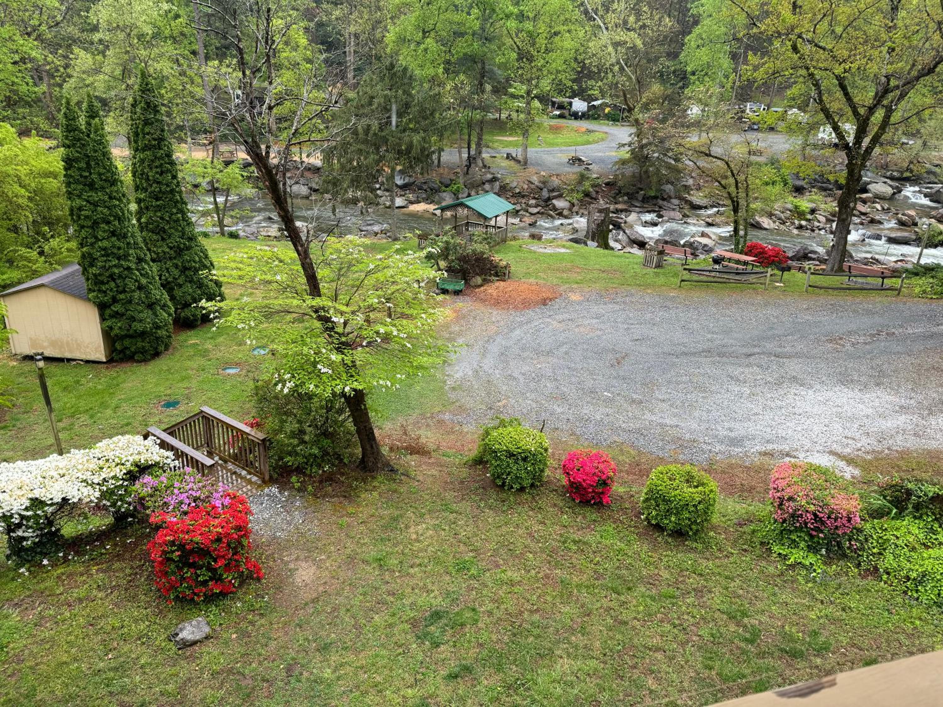 The Evening Shade River Lodge and Cabins