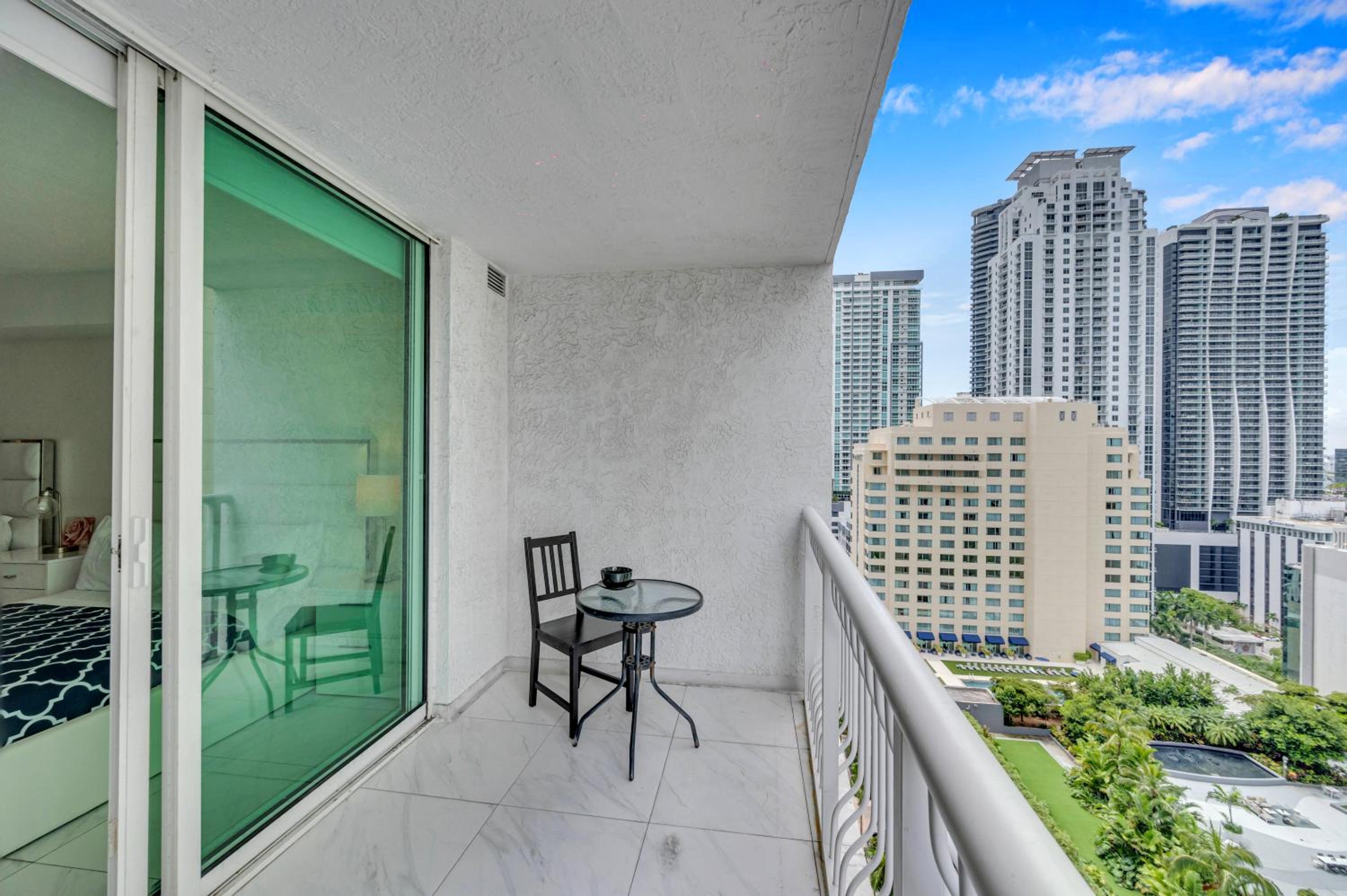 Beautiful High Floor Studio * Brickell * Ocean view photo 2