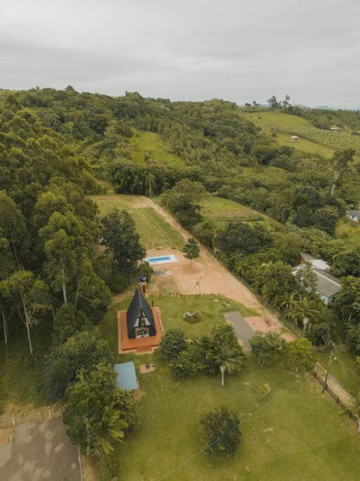 Refúgio Romântico com Jacuzzi na Natureza a 10 min da Praia