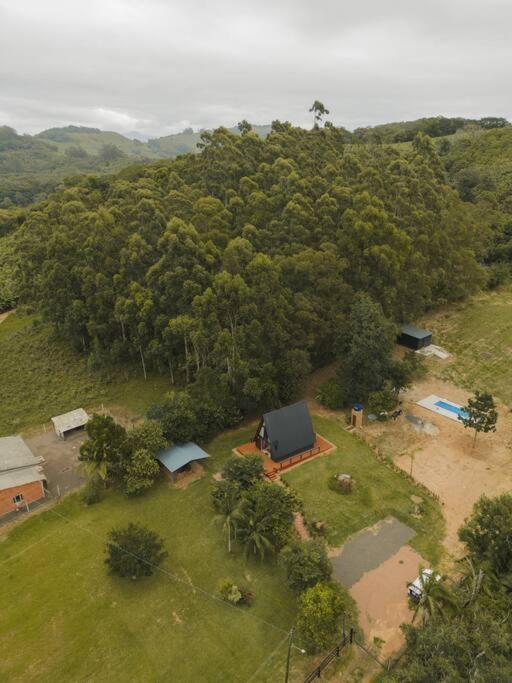 Refúgio Romântico com Jacuzzi na Natureza a 10 min da Praia