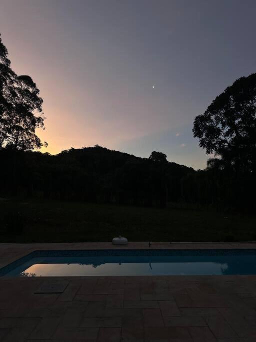 Refúgio Romântico com Jacuzzi na Natureza a 10 min da Praia