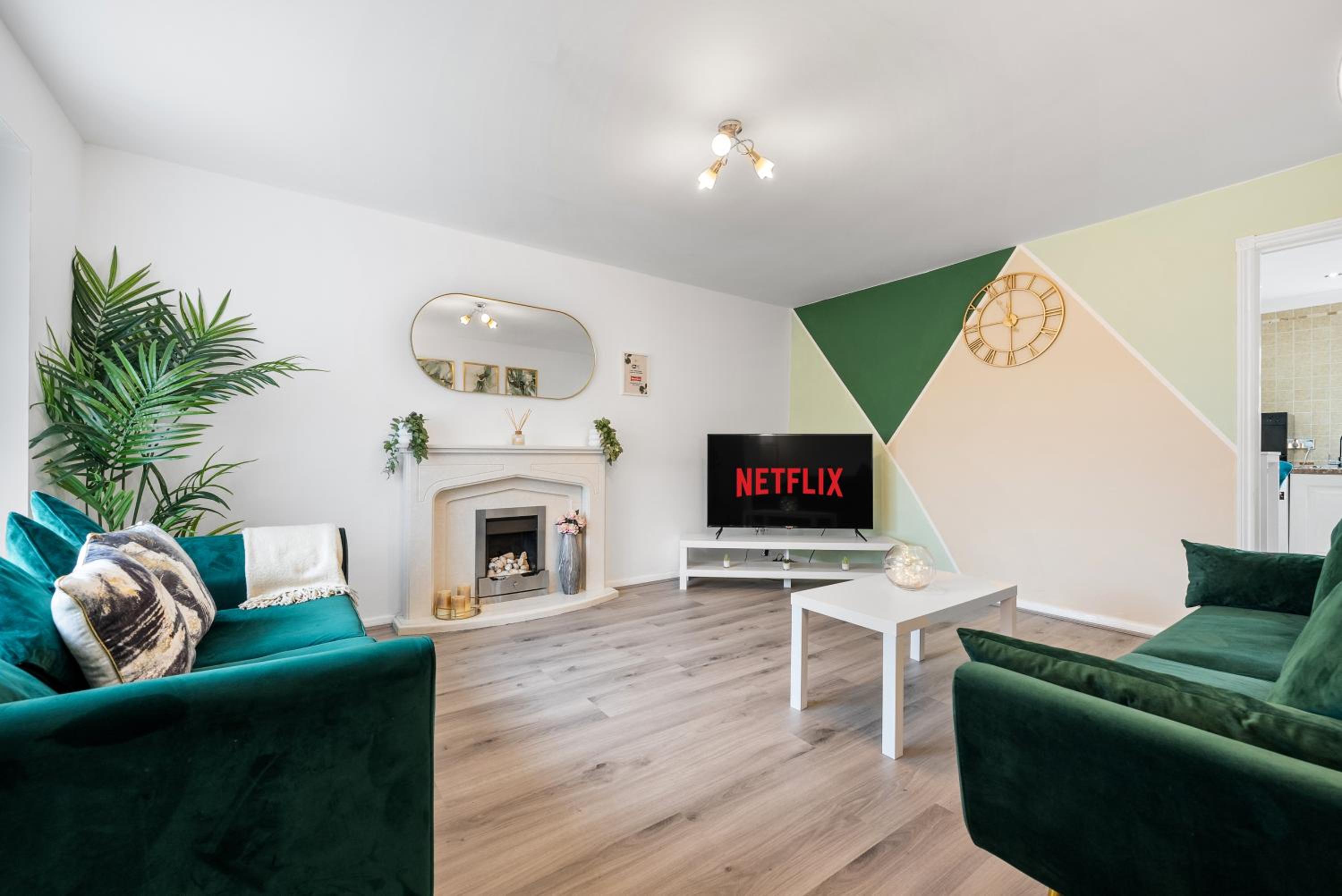 Monthly Rates Cosy 3 Bed Free Parking -Contractors Families view 2